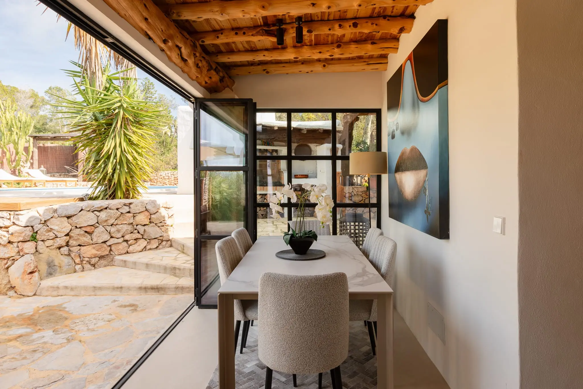 salle à manger avec poutres décoration contemporaine finca authentique modernisée à Ibiza avec piscine