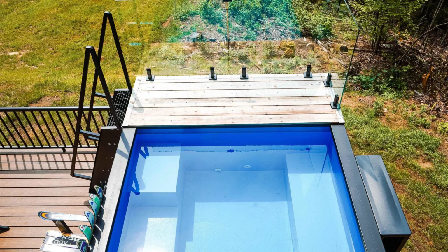 vaste maison container avec piscine de type container plunge pool Villa Vermont conçue par Backcountry Containers