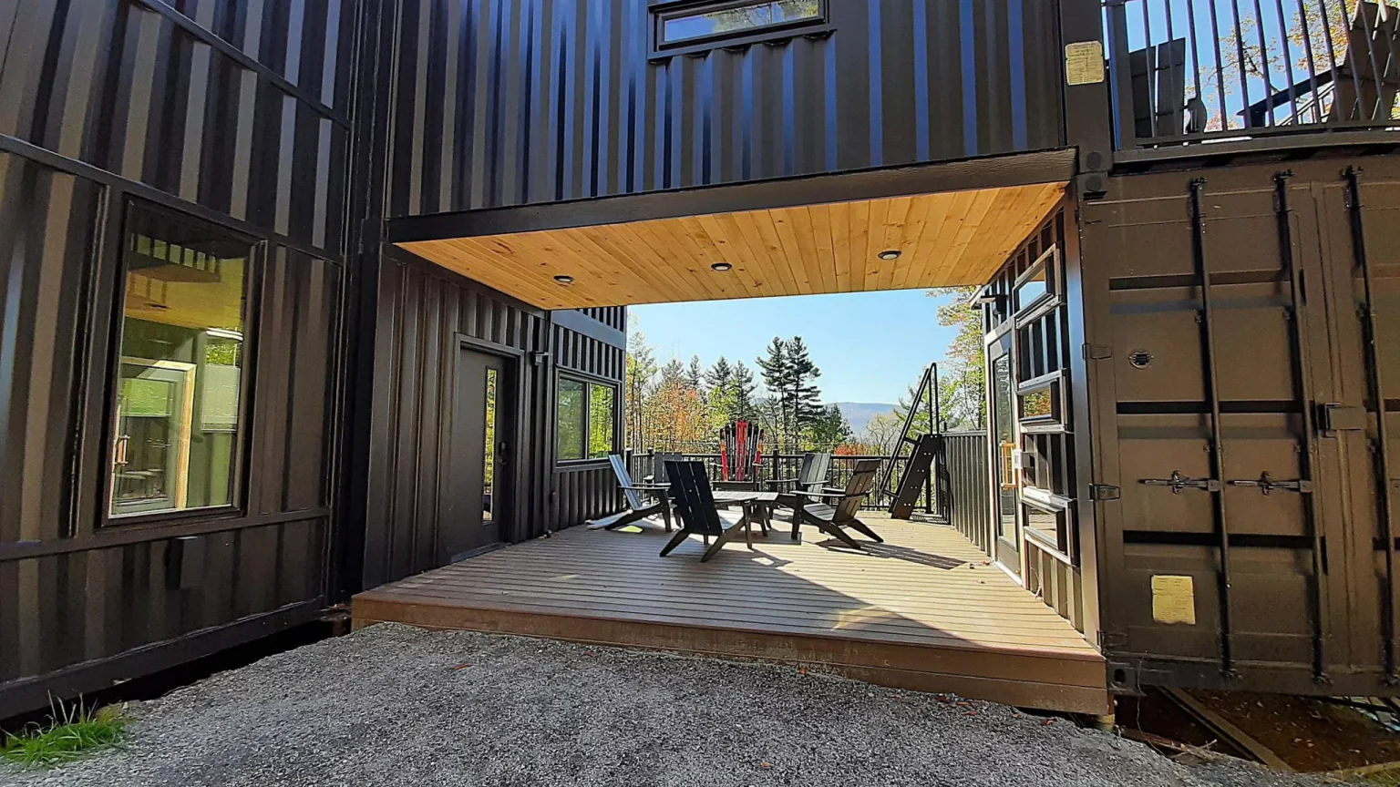 vaste maison container avec piscine de type container plunge pool Villa Vermont conçue par Backcountry Containers