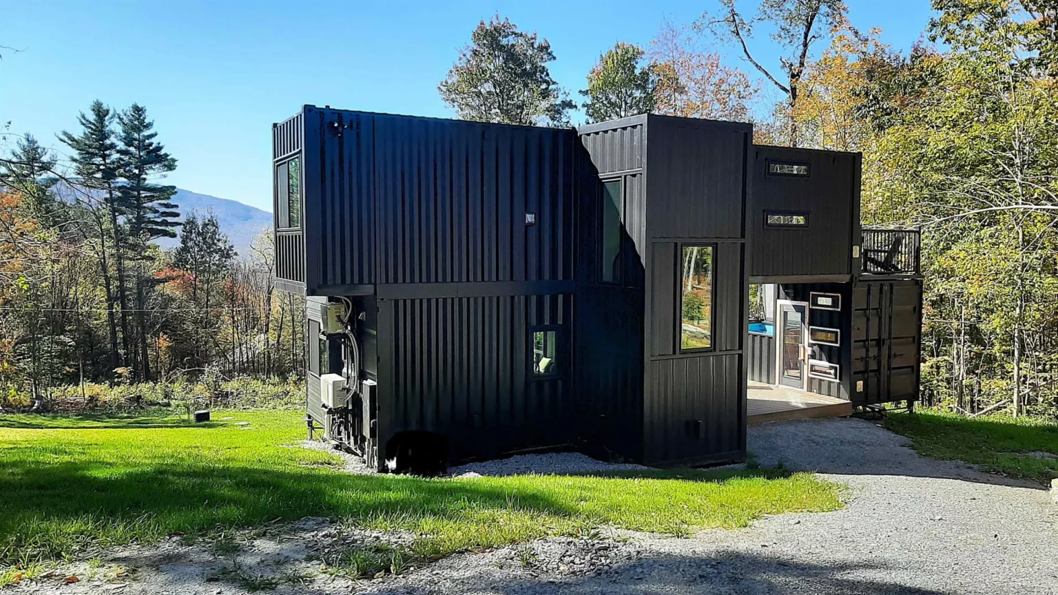 vaste maison container avec piscine de type container plunge pool Villa Vermont conçue par Backcountry Containers