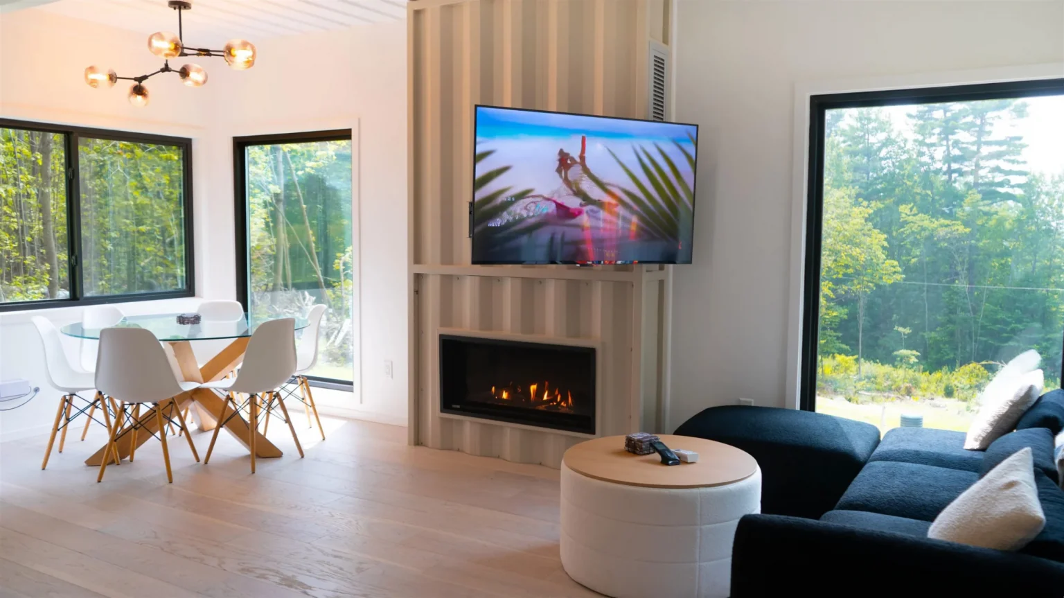 salon avec cheminée électrique et salle à manger décoration contemporaine Villa Vermont