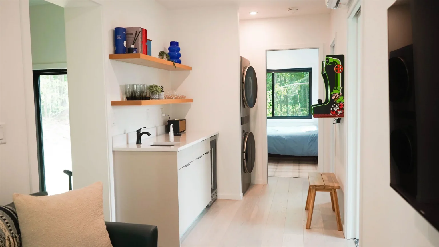 petite cuisine secondaire avec buanderie décoration contemporaine Villa Vermont
