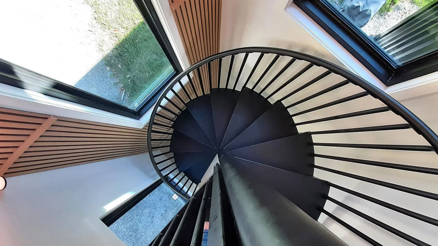 escalier colimaçon acier noir décoration contemporaine Villa Vermont