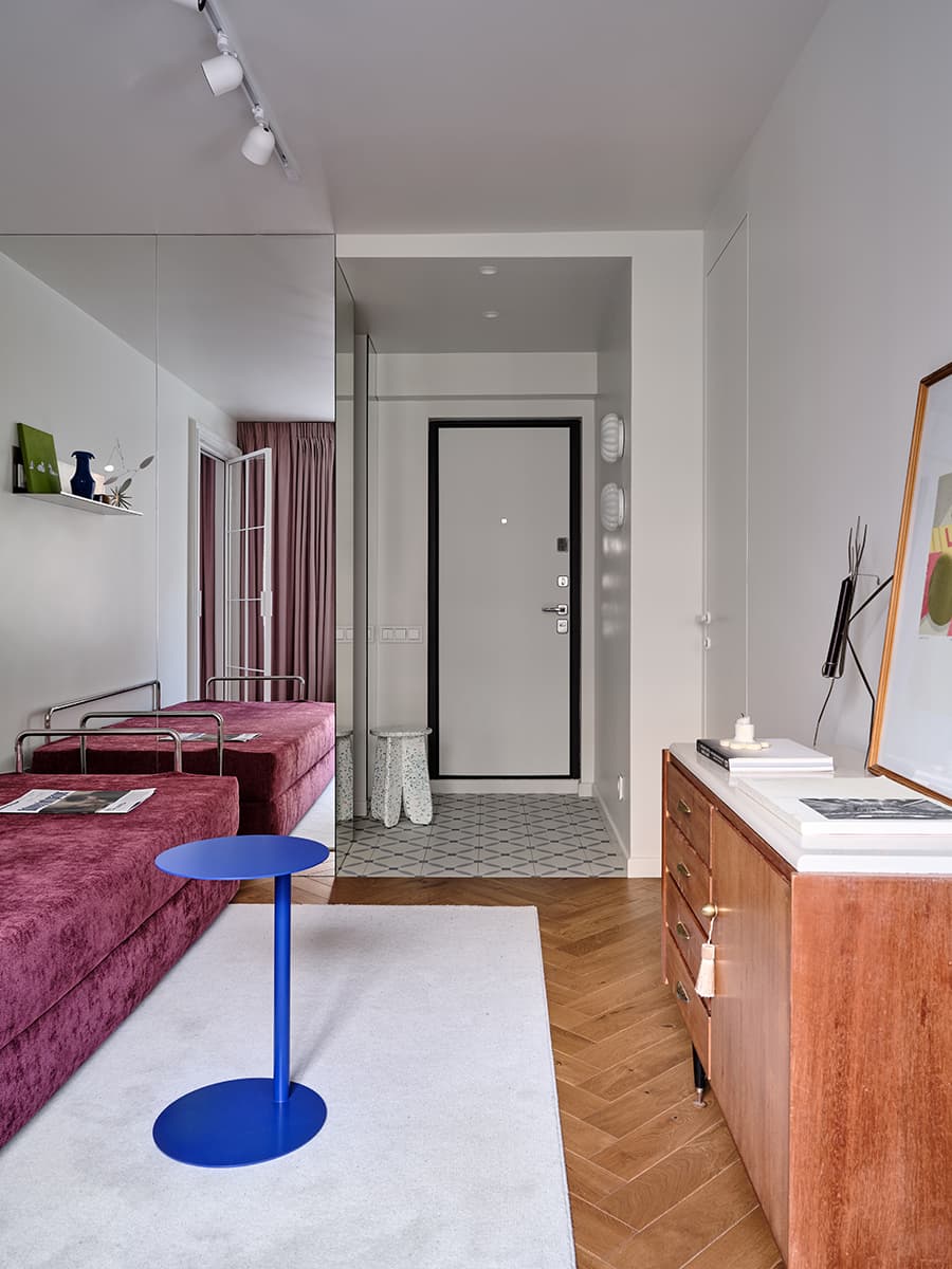 salon canapé rose et mur miroir deux-pièces 38m2 salon canapé rose et mur miroir deux-pièces 38m2