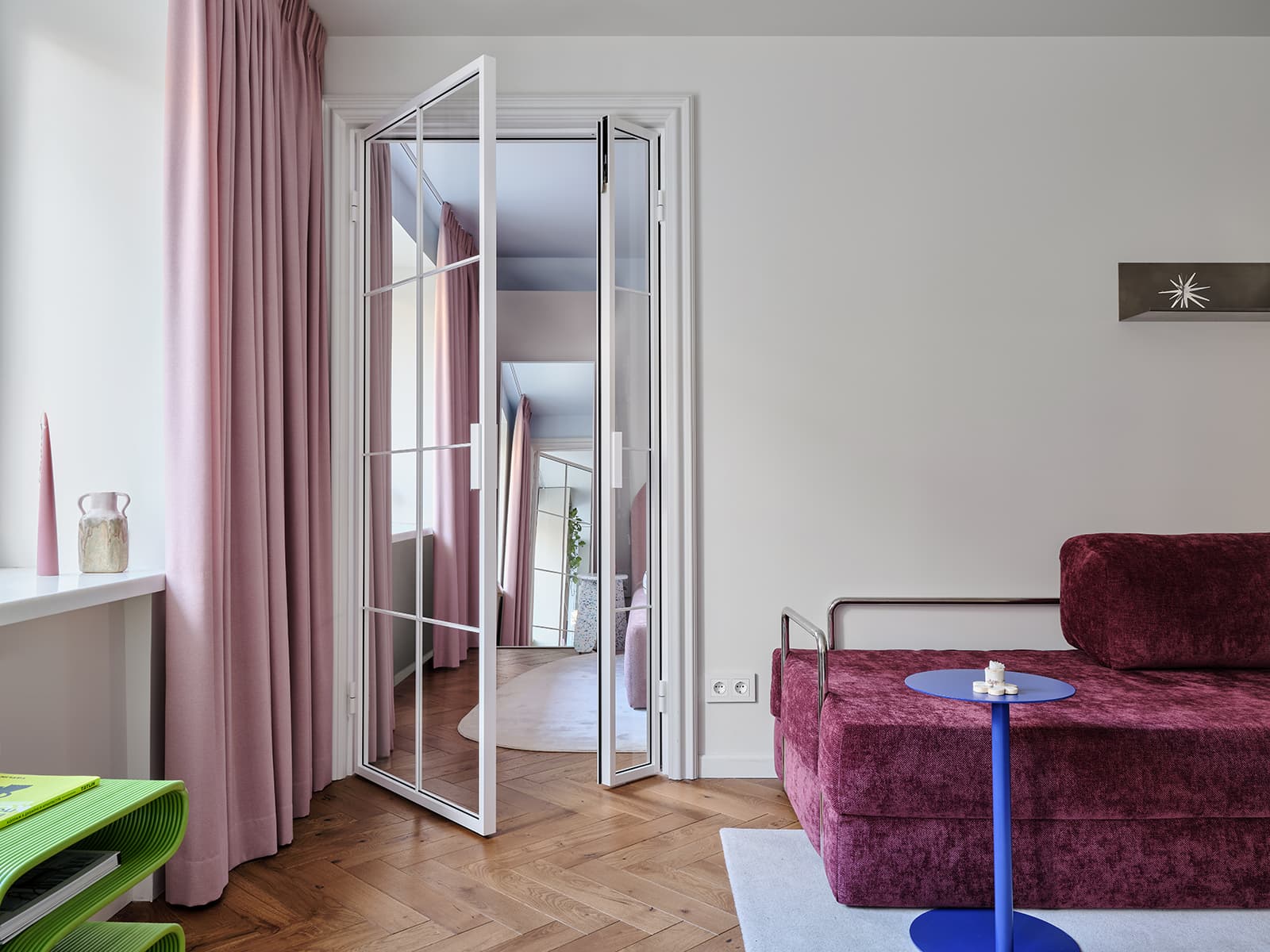 salon avec porte vitrée style verrière blanche pour chambre deux-pièces 38m2 salon avec porte vitrée style verrière blanche pour chambre deux-pièces 38m2
