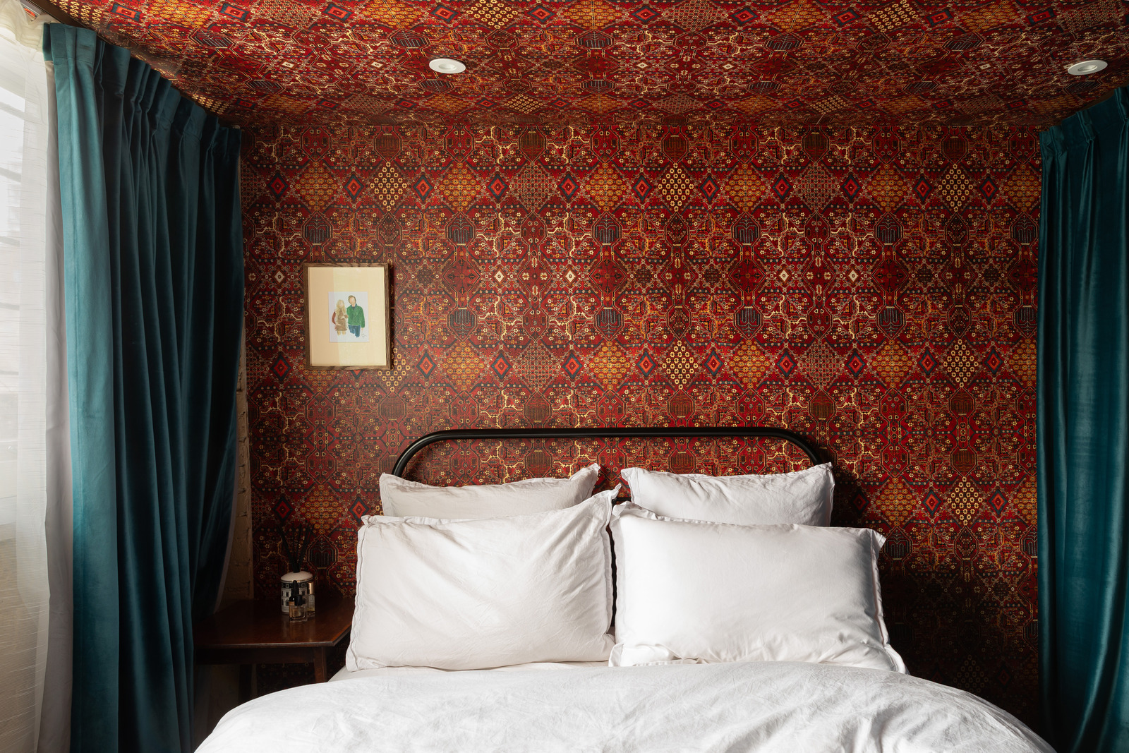 chambre rouge et bleu canard décoration vintage appartement en duplex Londres