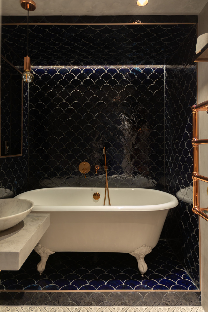 salle de bain carrelage portugais noir baignoire sur pieds décoration vintage appartement en duplex Londres