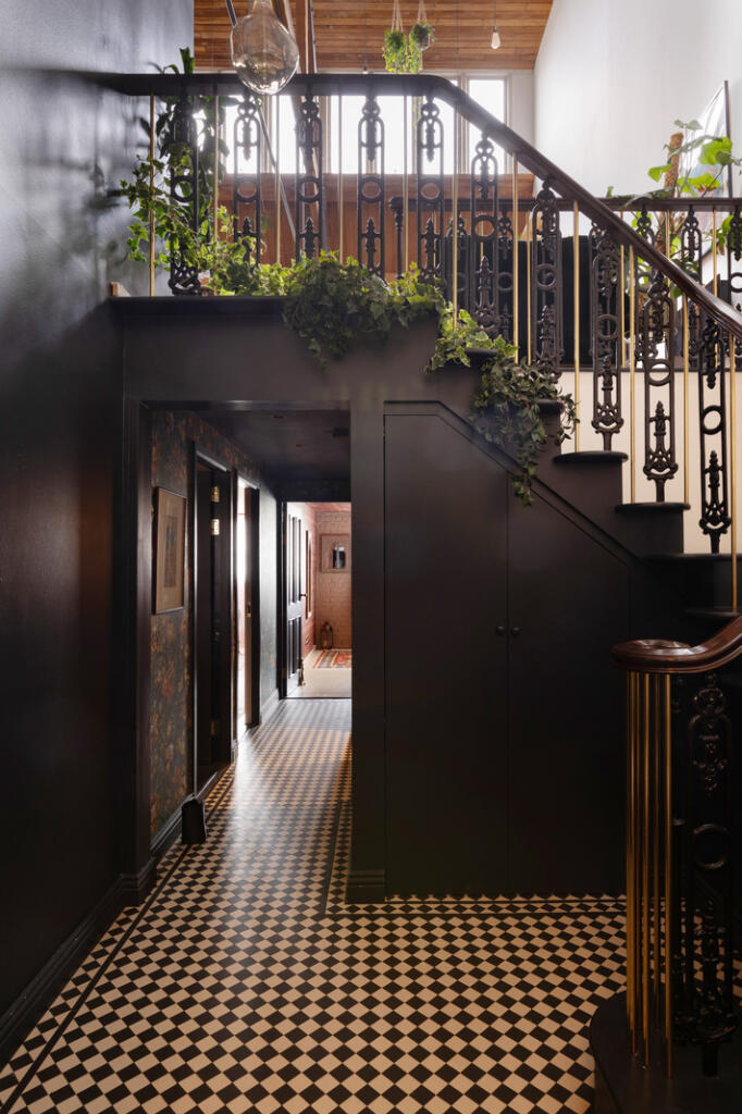 entrée avec escalier ancien décoration vintage appartement en duplex Londres