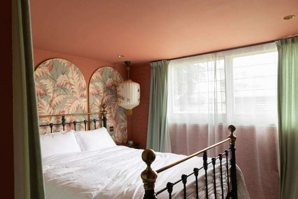 chambre terracotta et verte décoration vintage appartement en duplex Londres