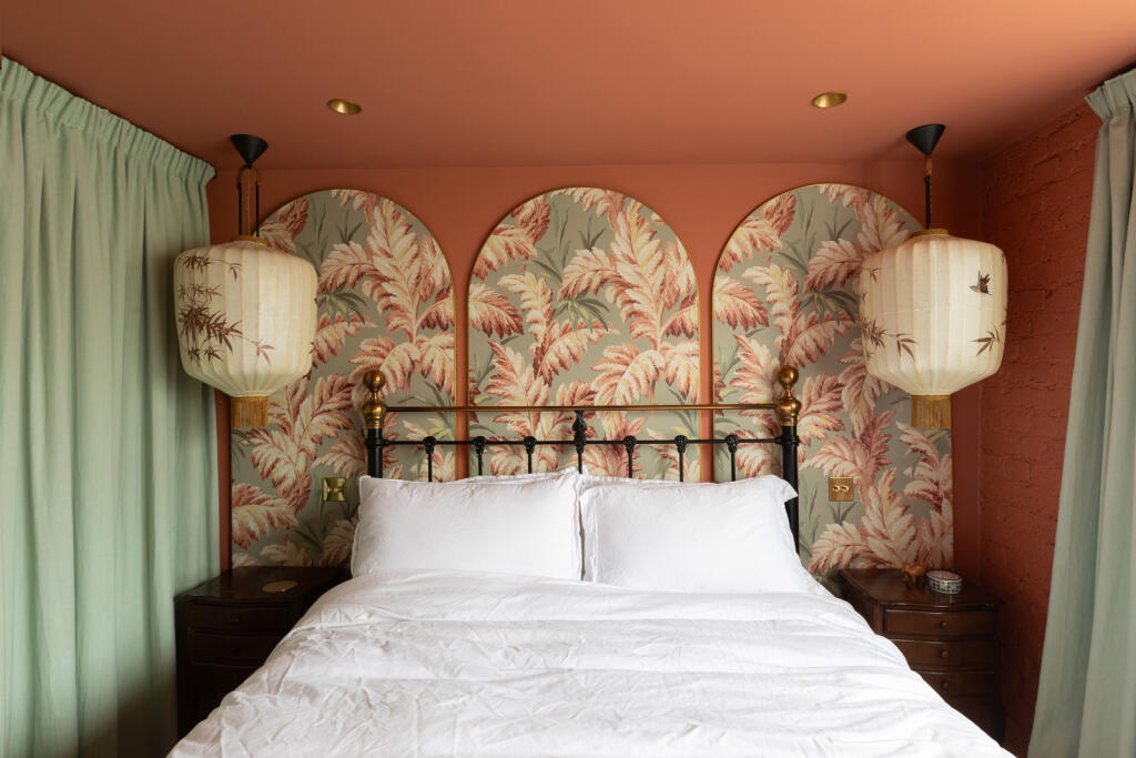 chambre terracotta et verte décoration vintage appartement en duplex Londres