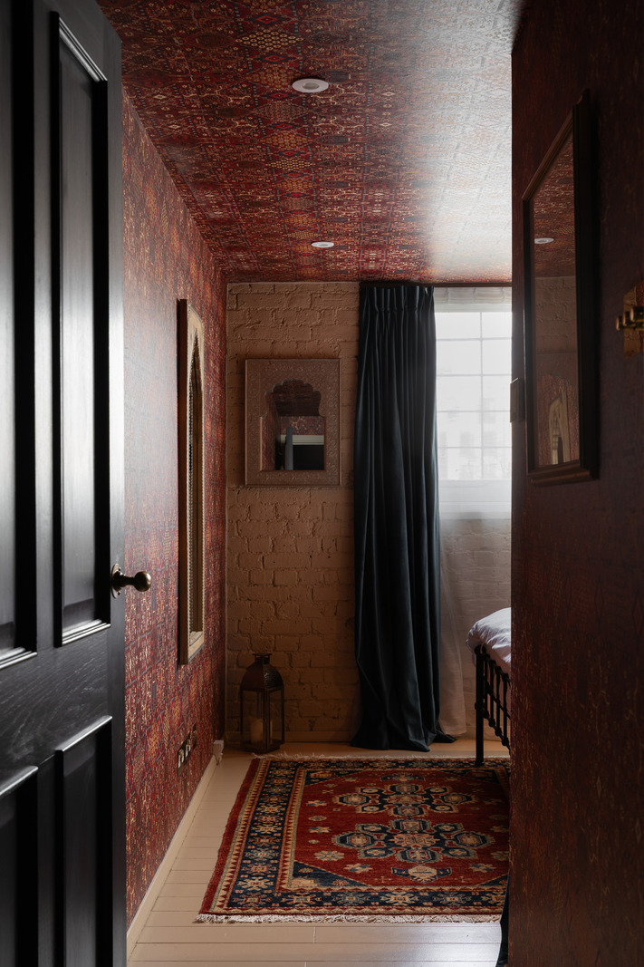 chambre rouge et bleu canard décoration vintage appartement en duplex Londres