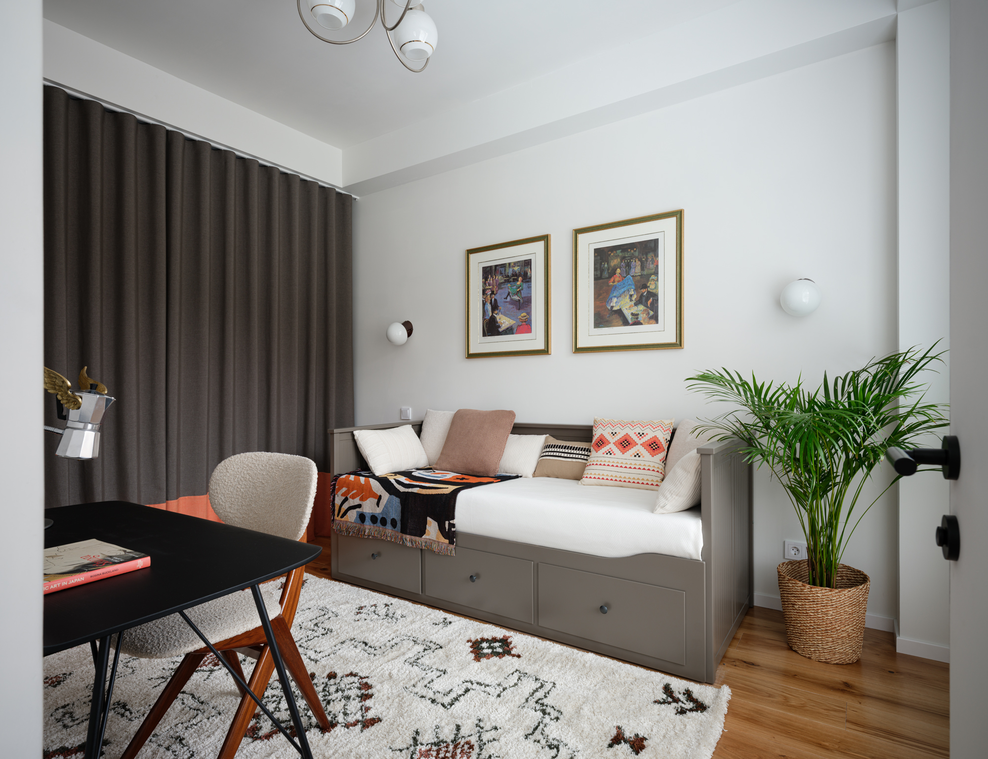 chambre avec placard fermé par rideau et bureau décoration vintage appartement rénové de trois-pièces de 50m2 seulement optimisé chambre avec placard fermé par rideau et bureau décoration vintage appartement rénové de trois-pièces de 50m2 seulement optimisé