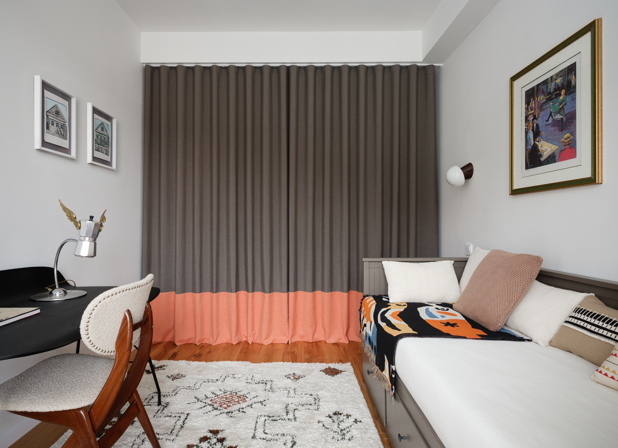 chambre avec placard fermé par rideau et bureau décoration vintage appartement rénové de trois-pièces de 50m2 seulement optimisé chambre avec placard fermé par rideau et bureau décoration vintage appartement rénové de trois-pièces de 50m2 seulement optimisé