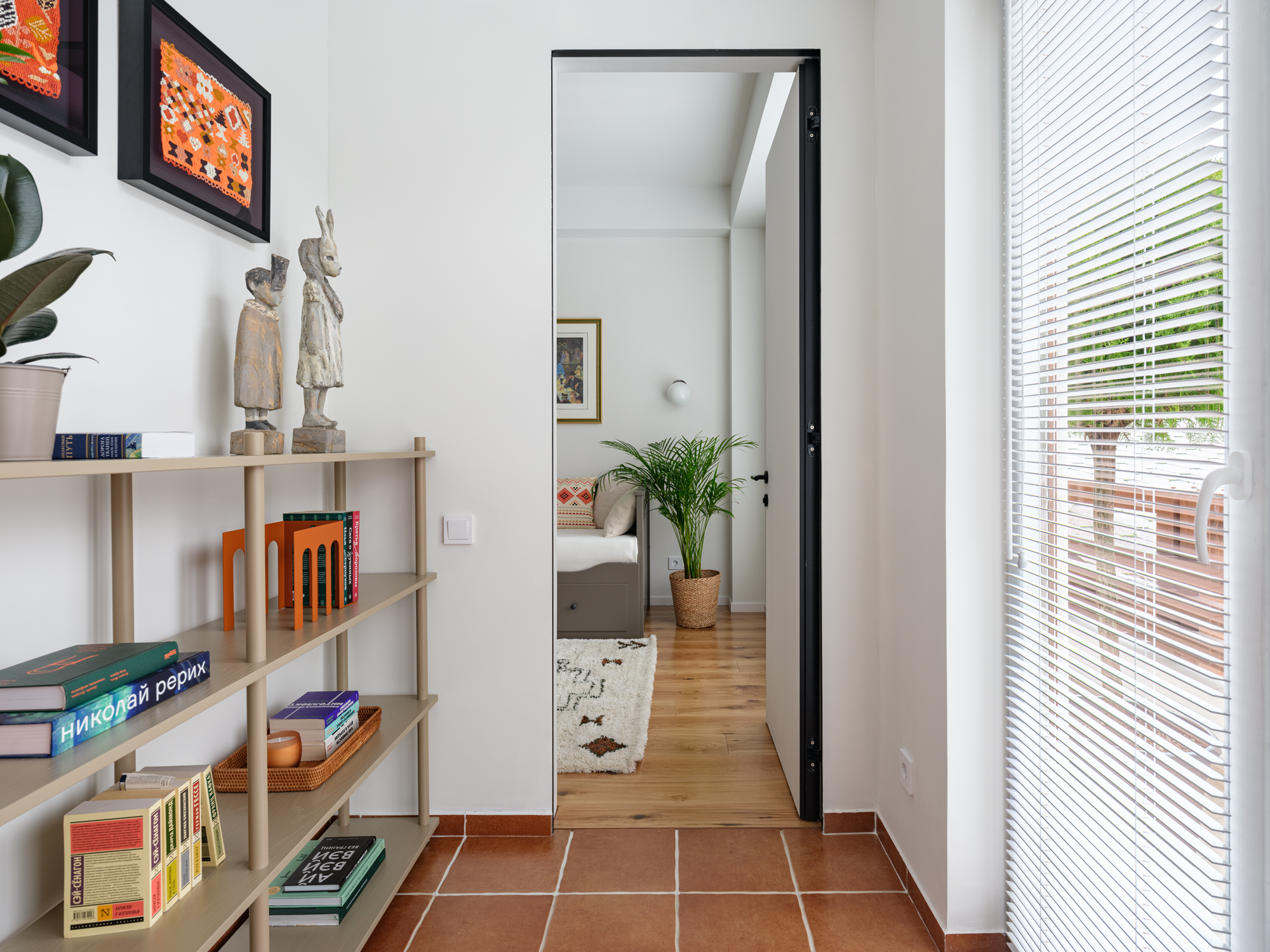 couloir et chambre décoration vintage appartement rénové de trois-pièces de 50m2 seulement optimisé couloir et chambre décoration vintage appartement rénové de trois-pièces de 50m2 seulement optimisé