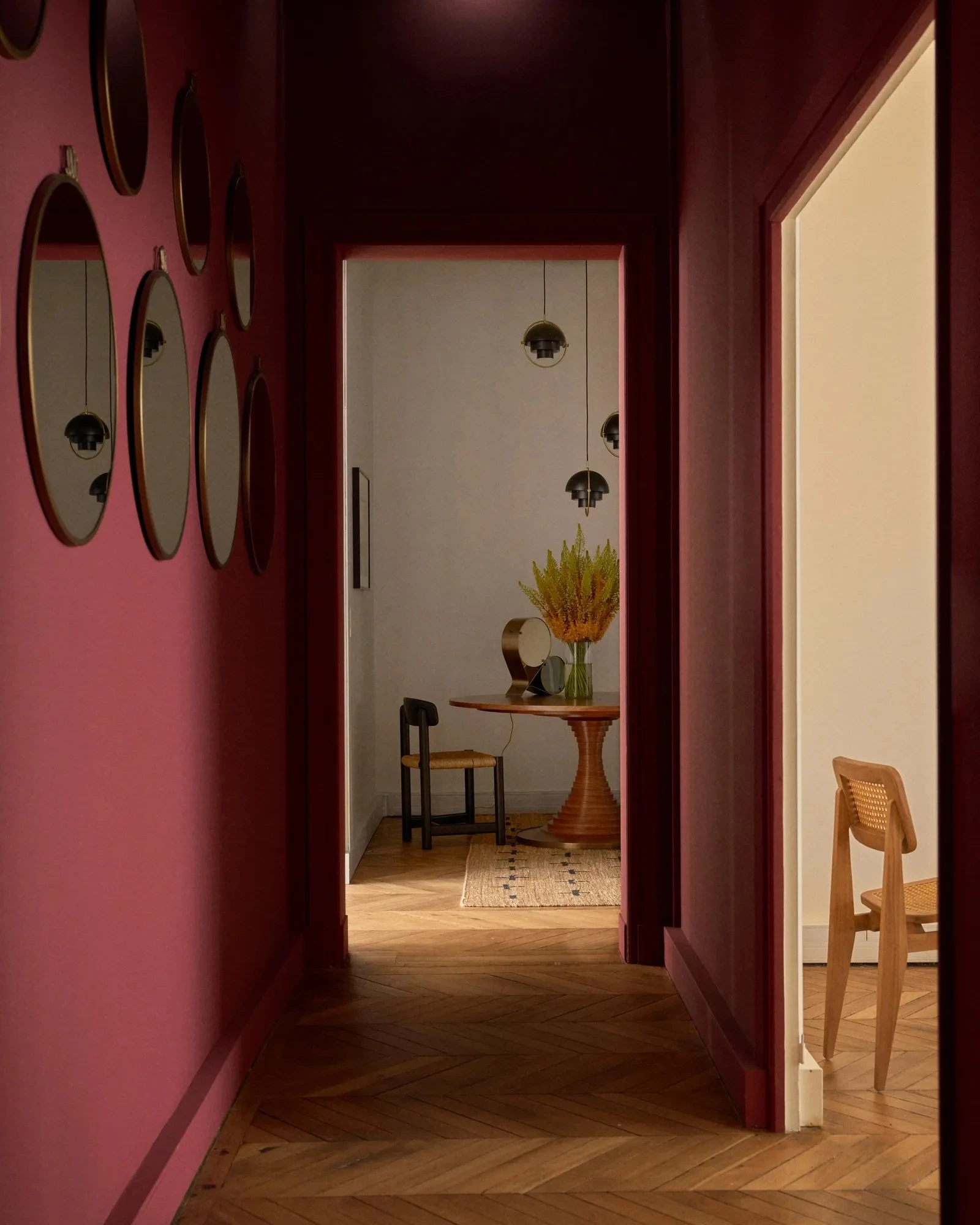 entrée rouge appartement Paris par Gubi