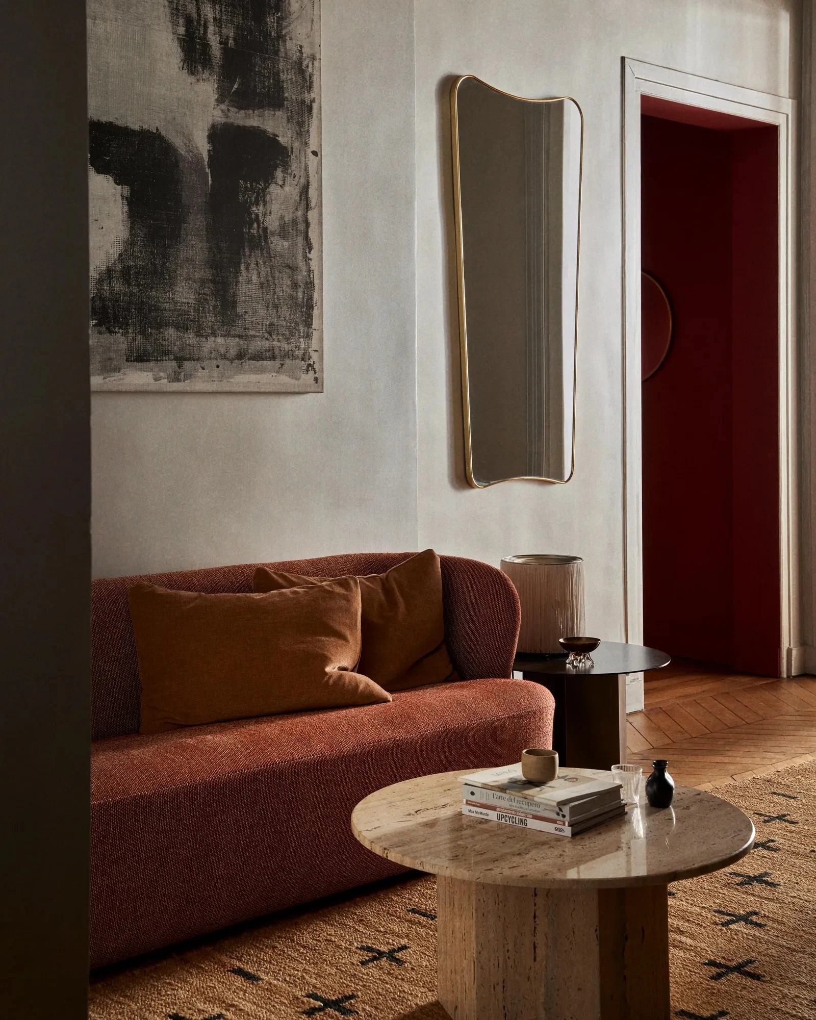 salon mobilier design appartement haussmannien à Paris par Gubi