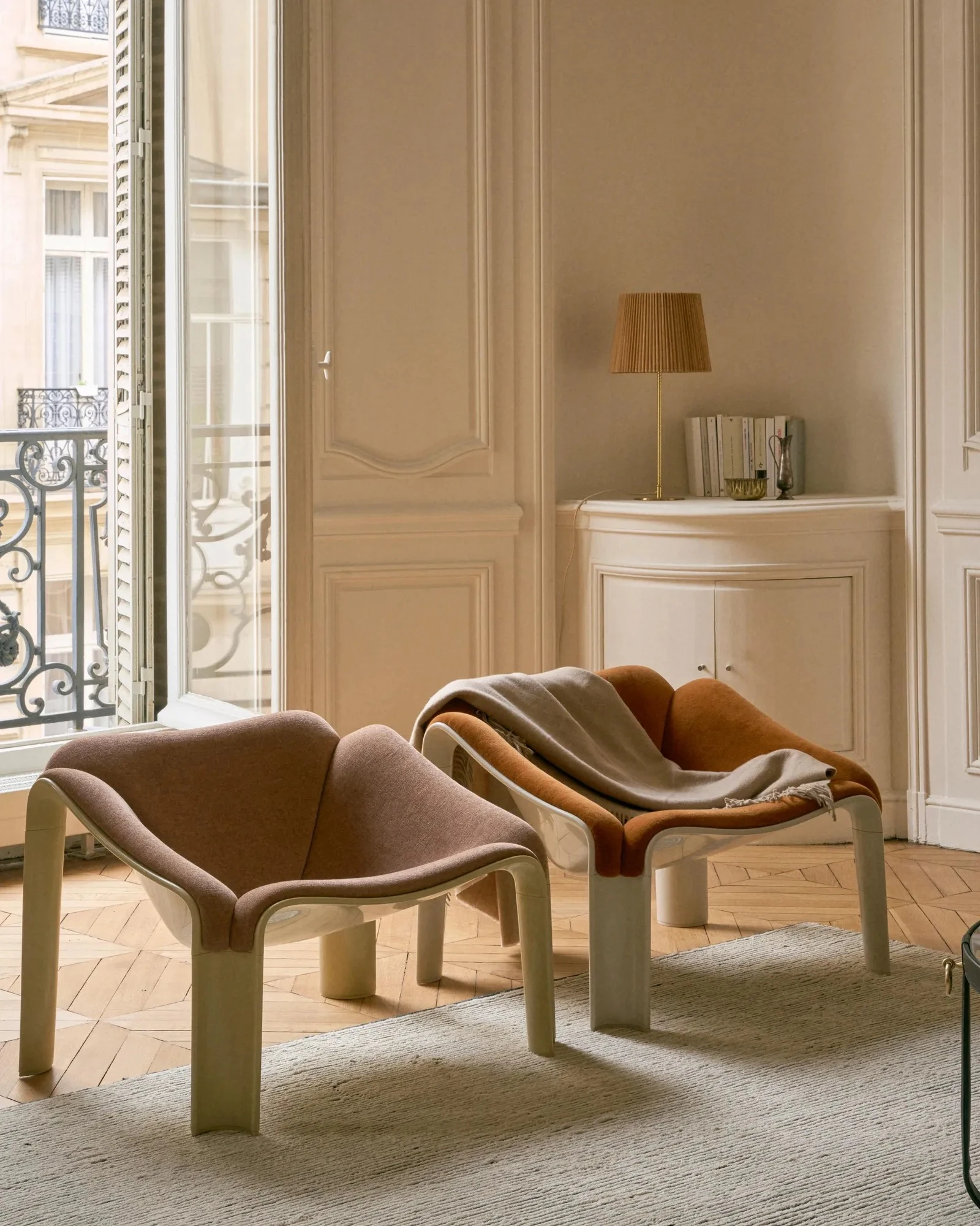 salon avec moulures et fauteuils Pierre Paulin appartement haussmannien à Paris par Gubi
