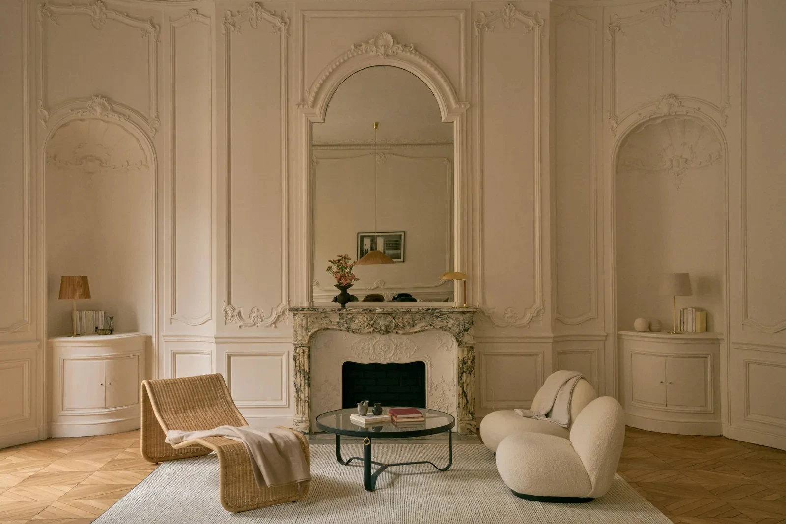 salon mobilier design cheminée ancienne moulures appartement haussmannien à Paris par Gubi