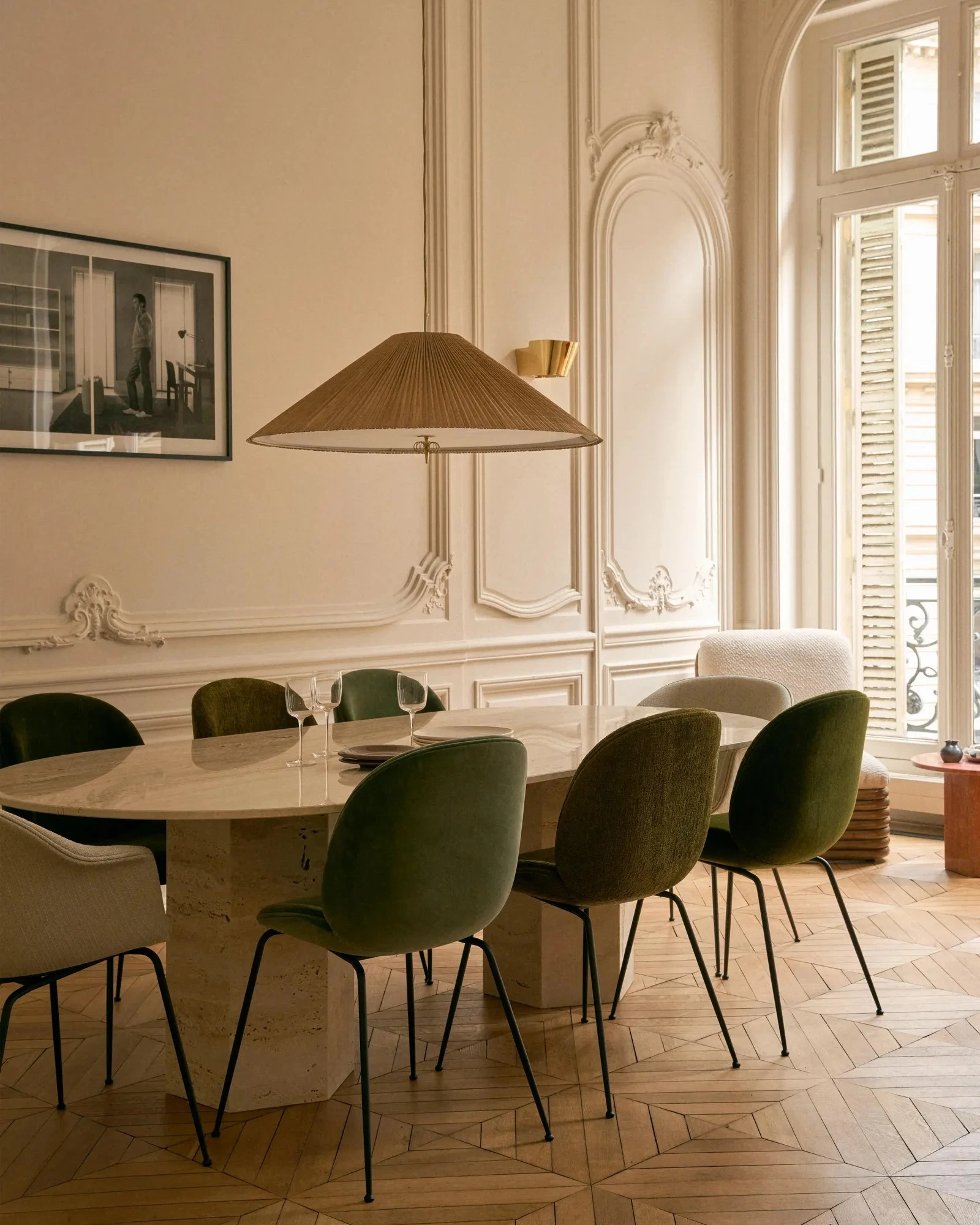 salle à manger avec moulures mobilier design appartement haussmannien à Paris par Gubi