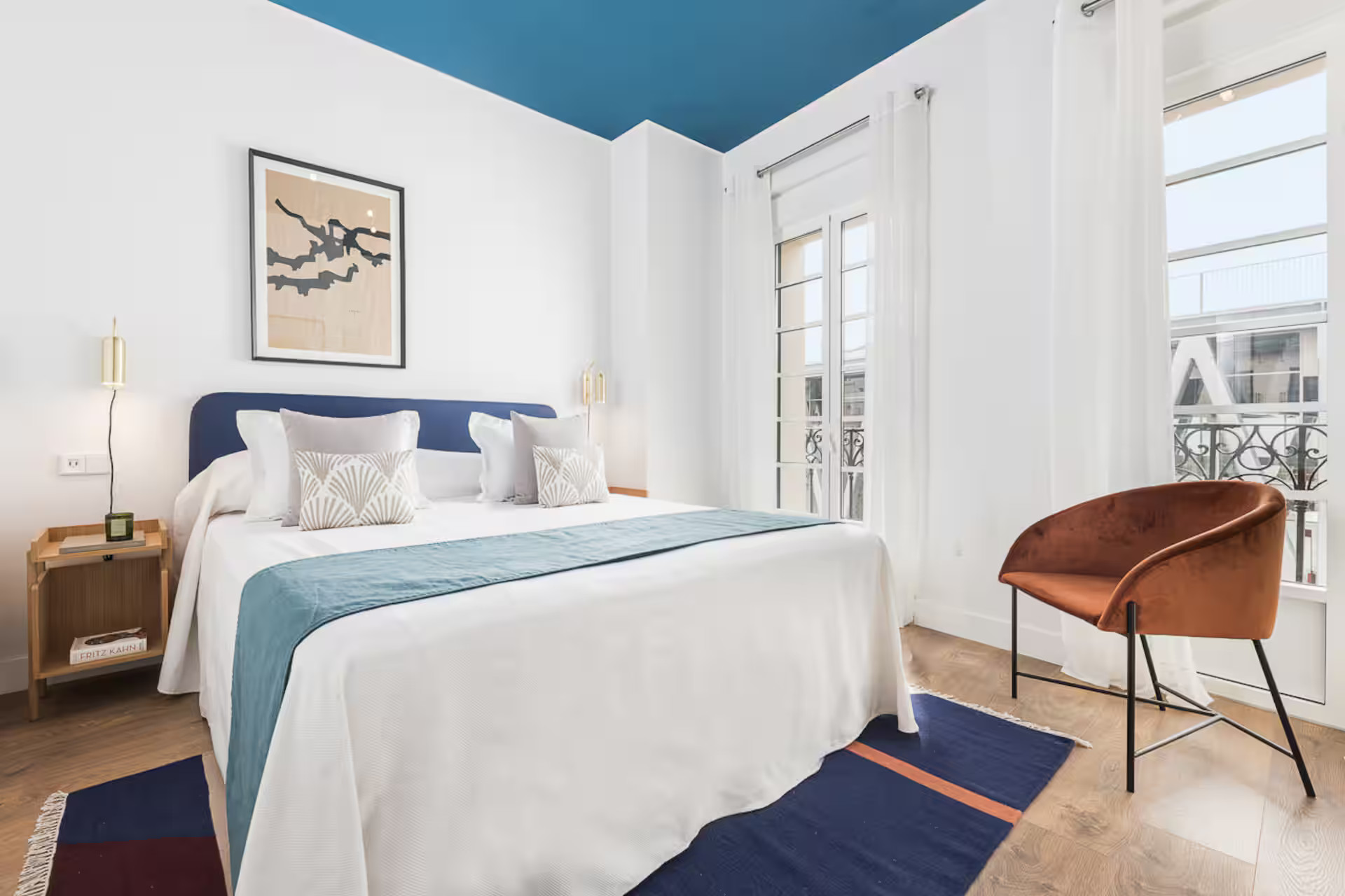 chambre plafond bleu décoration contemporaine appartement Madrid La Latina