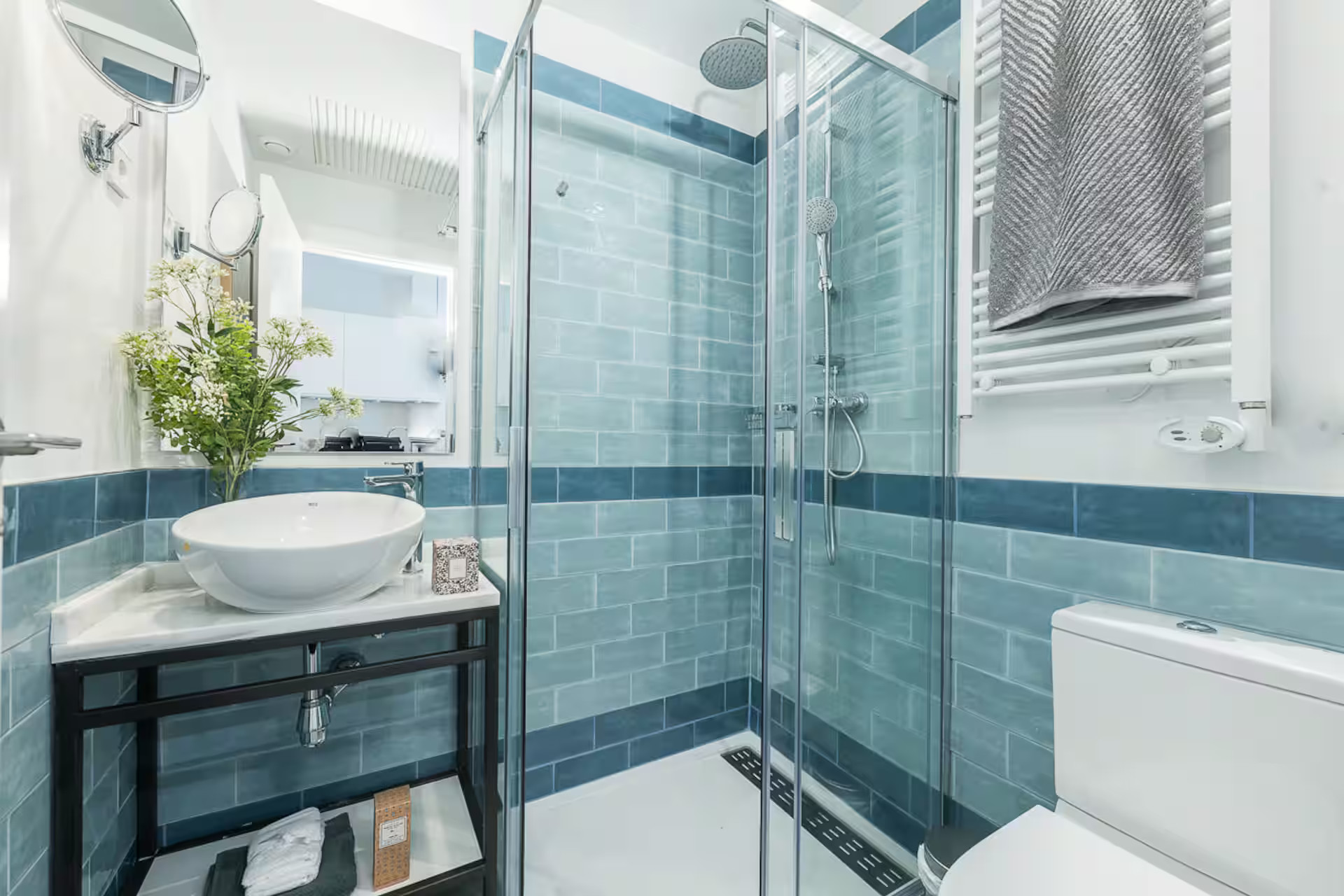 salle de bain bleue et blanche décoration contemporaine appartement Madrid La Latina