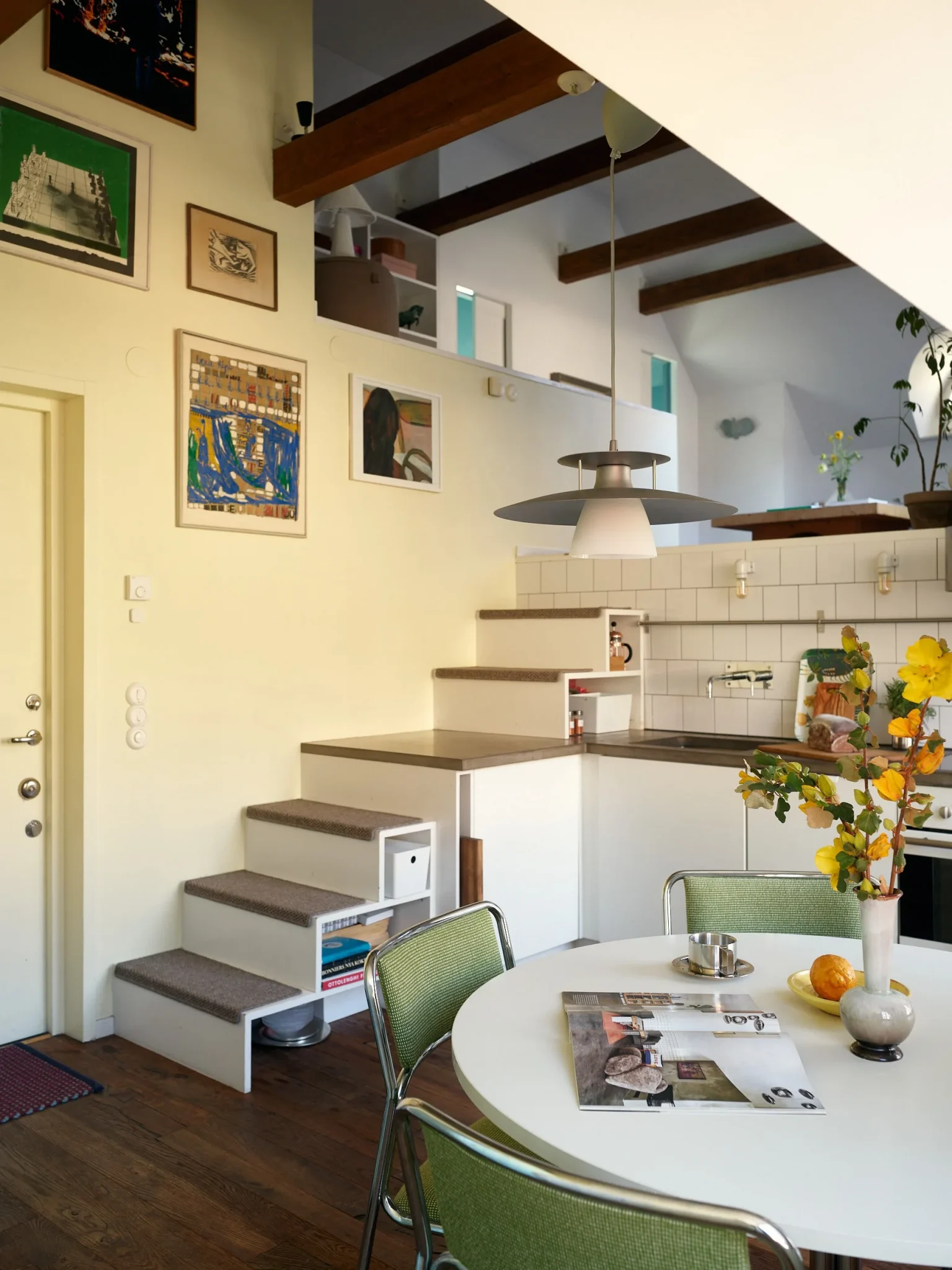 cuisine avec espace repas vintage et salon en hauteur appartement mansardé 53m2 dans une ancienne église