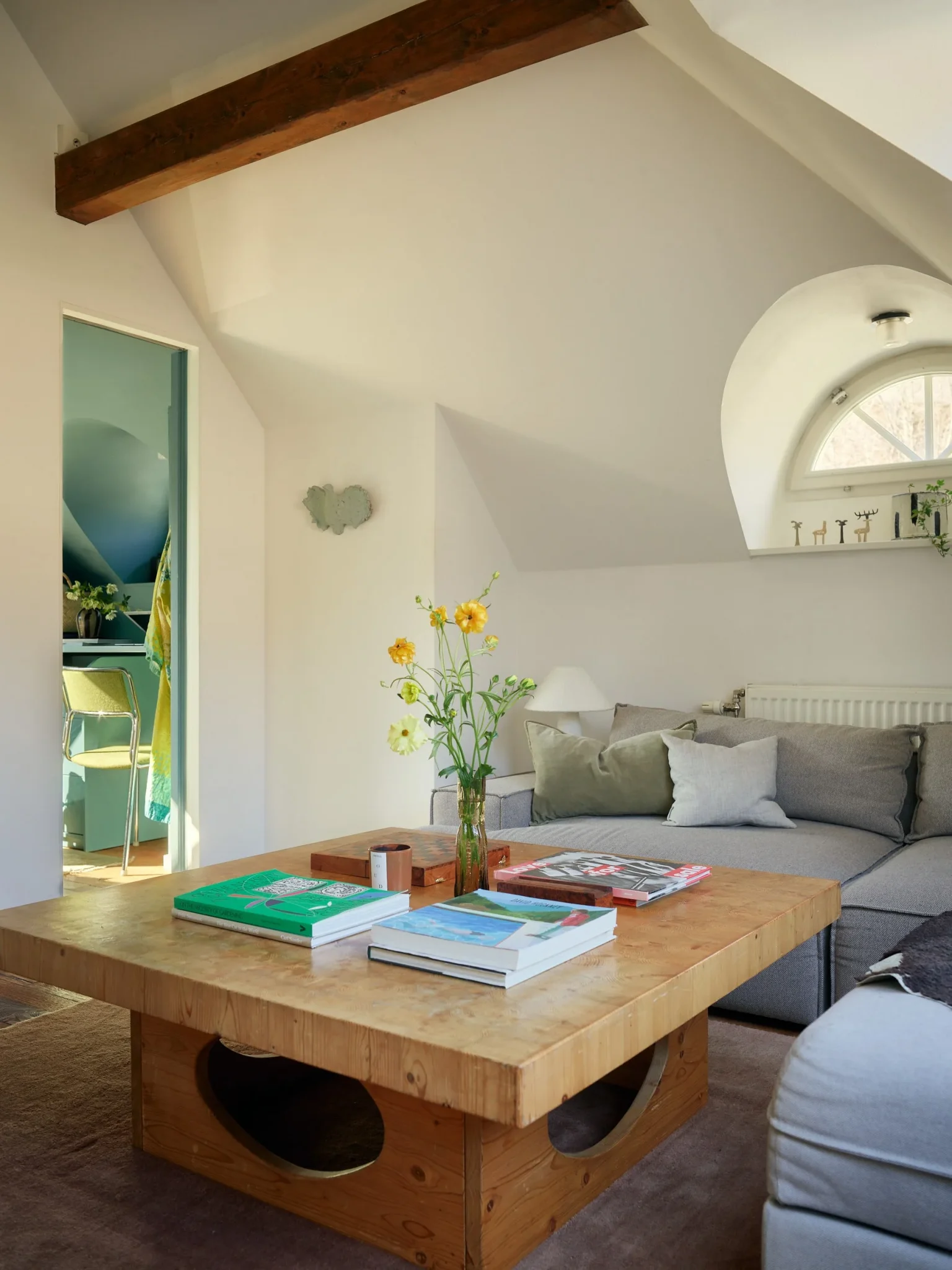 salon contemporain avec poutres