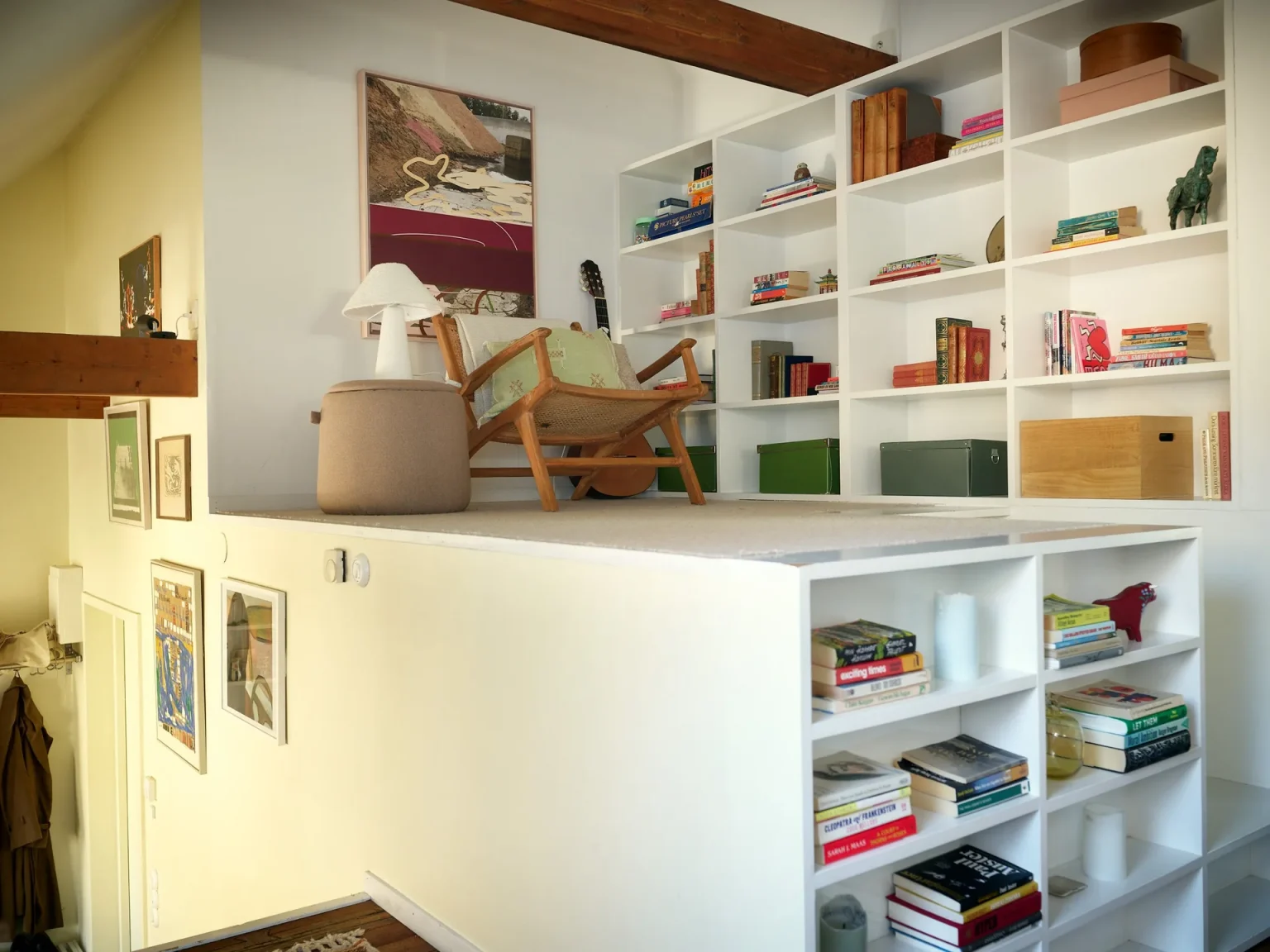 salon contemporain avec poutres et bibliothèque en hauteur