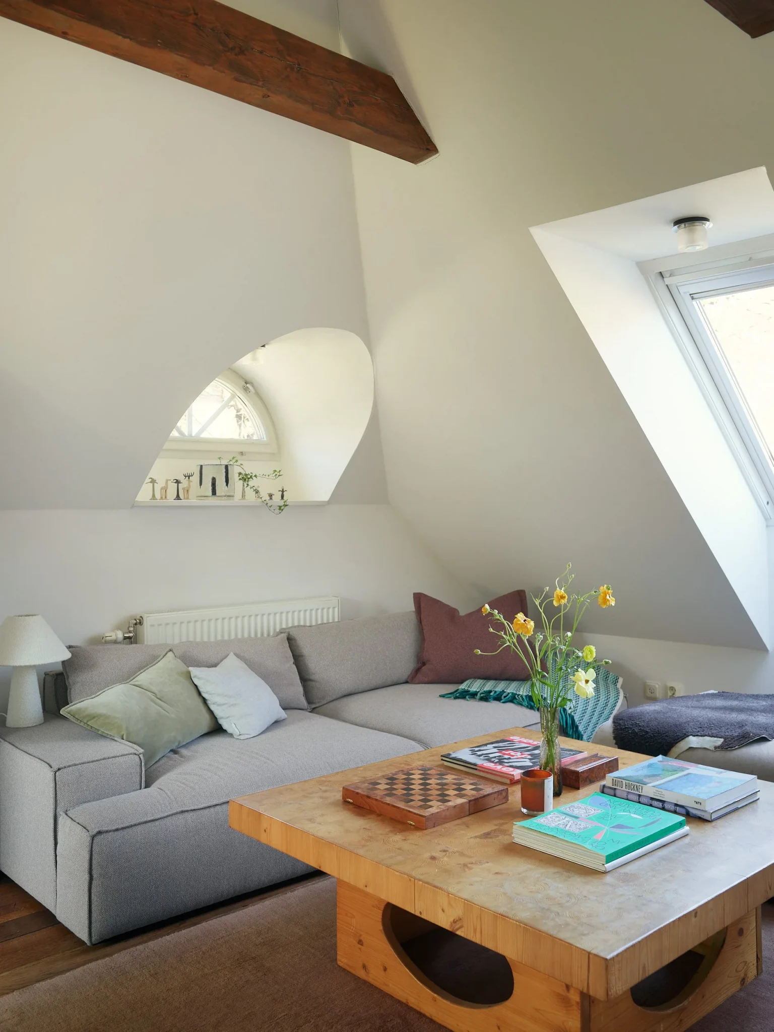 salon contemporain avec poutres