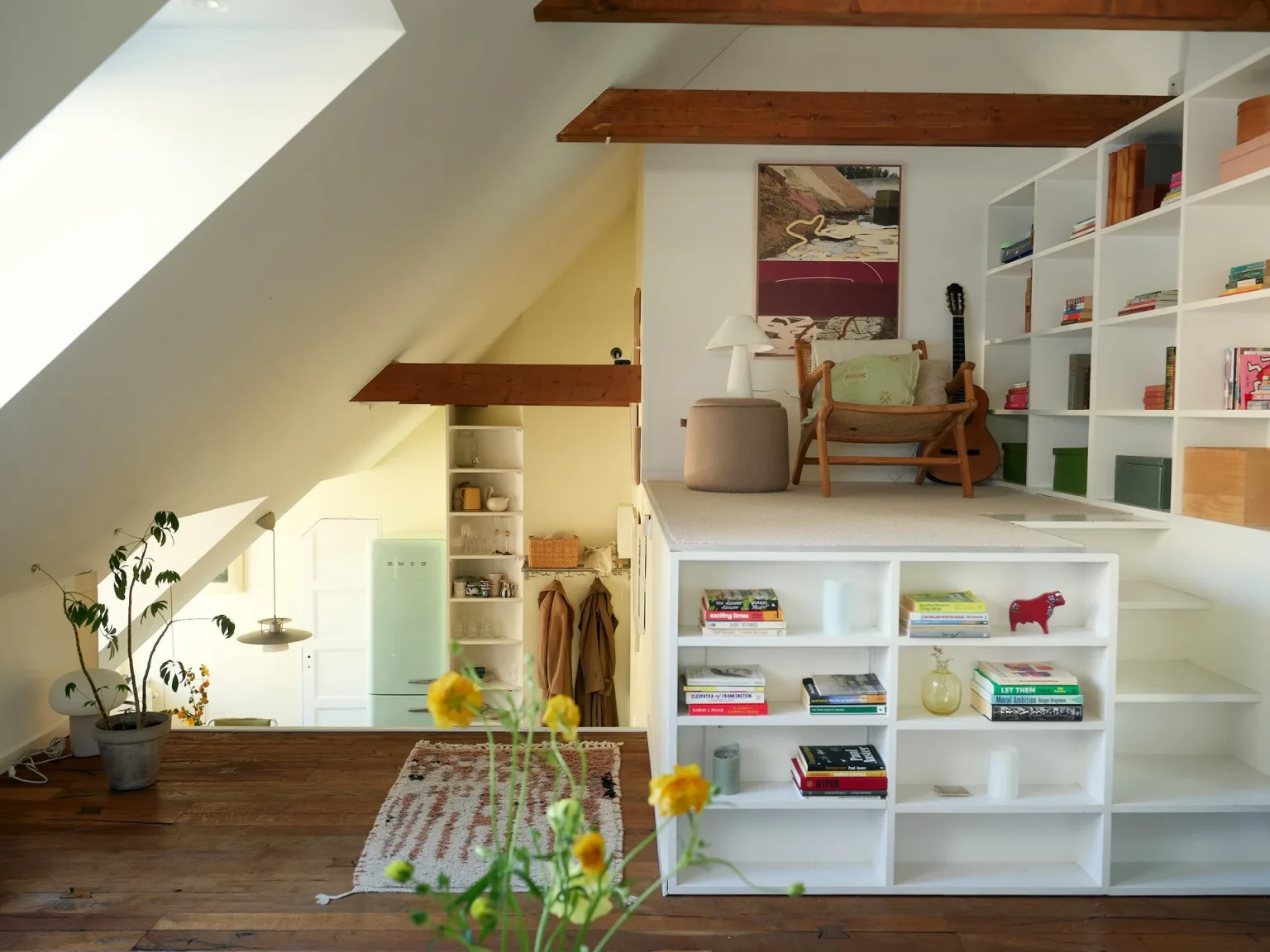 salon contemporain avec poutres et bibliothèque en hauteur