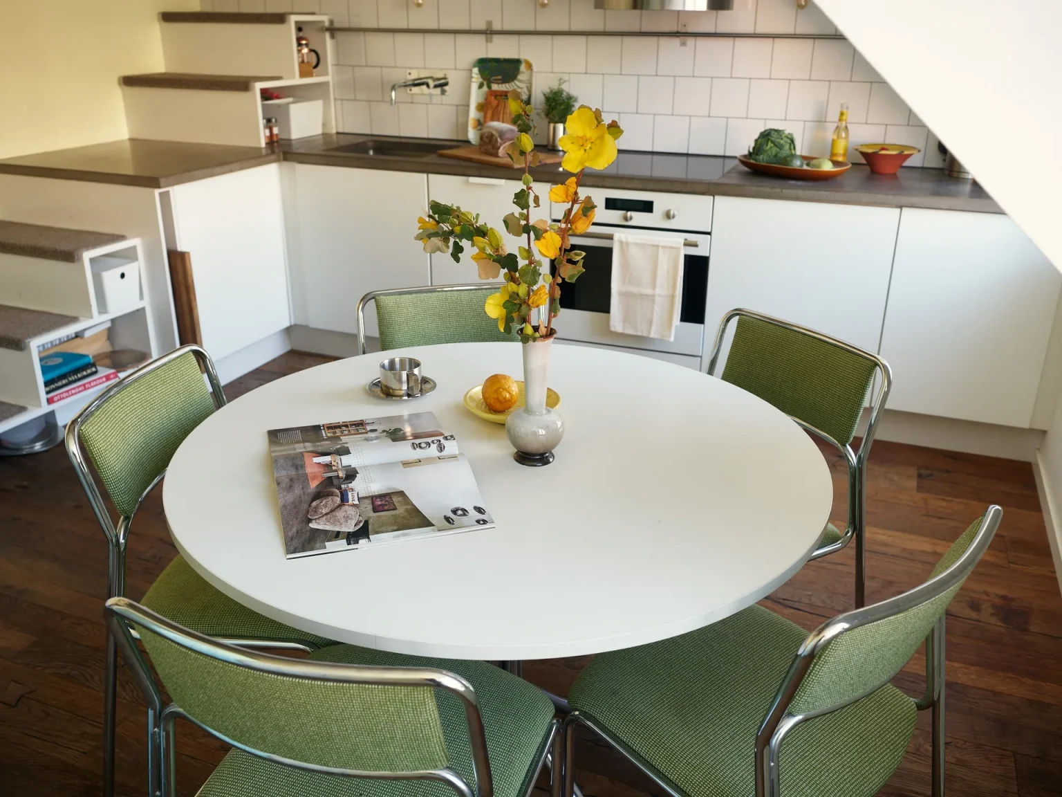 cuisine avec espace repas vintage appartement mansardé 53m2 dans une ancienne église