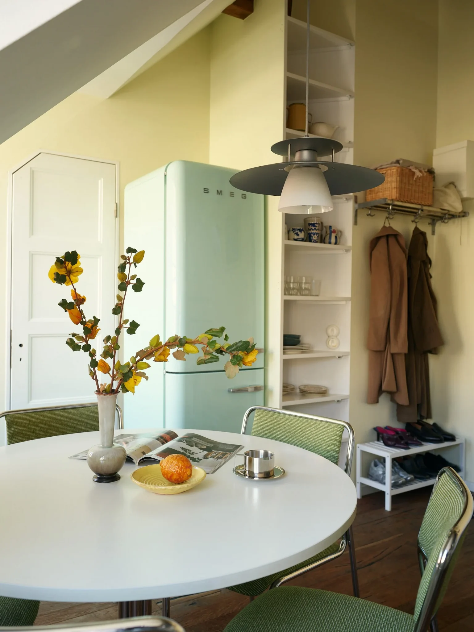 cuisine avec espace repas vintage appartement mansardé 53m2 dans une ancienne église
