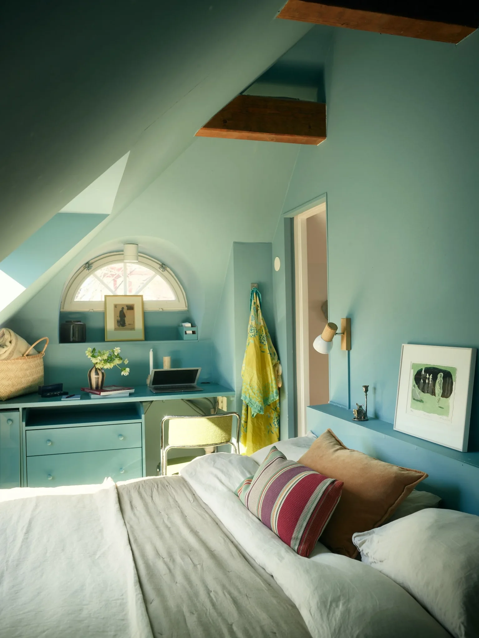 chambre bleue mansardée avec poutres et espace bureau 