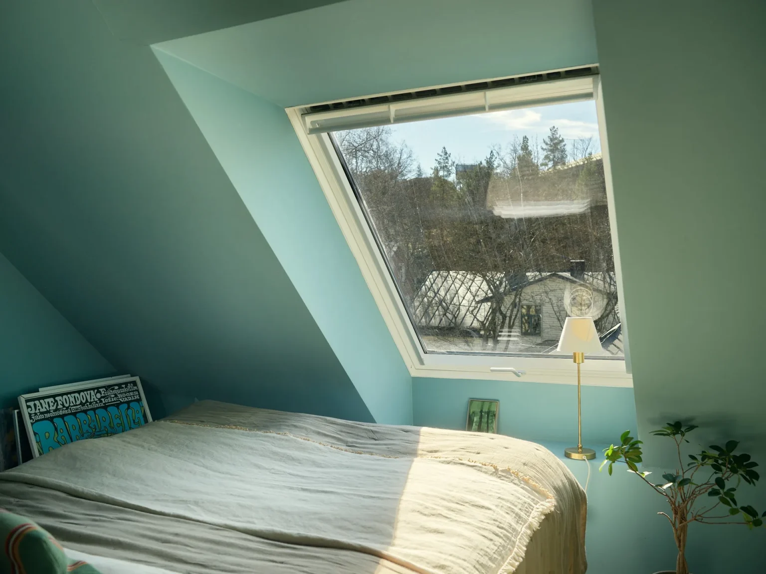 chambre bleue mansardée avec poutres appartement 53m2 dans une ancienne église