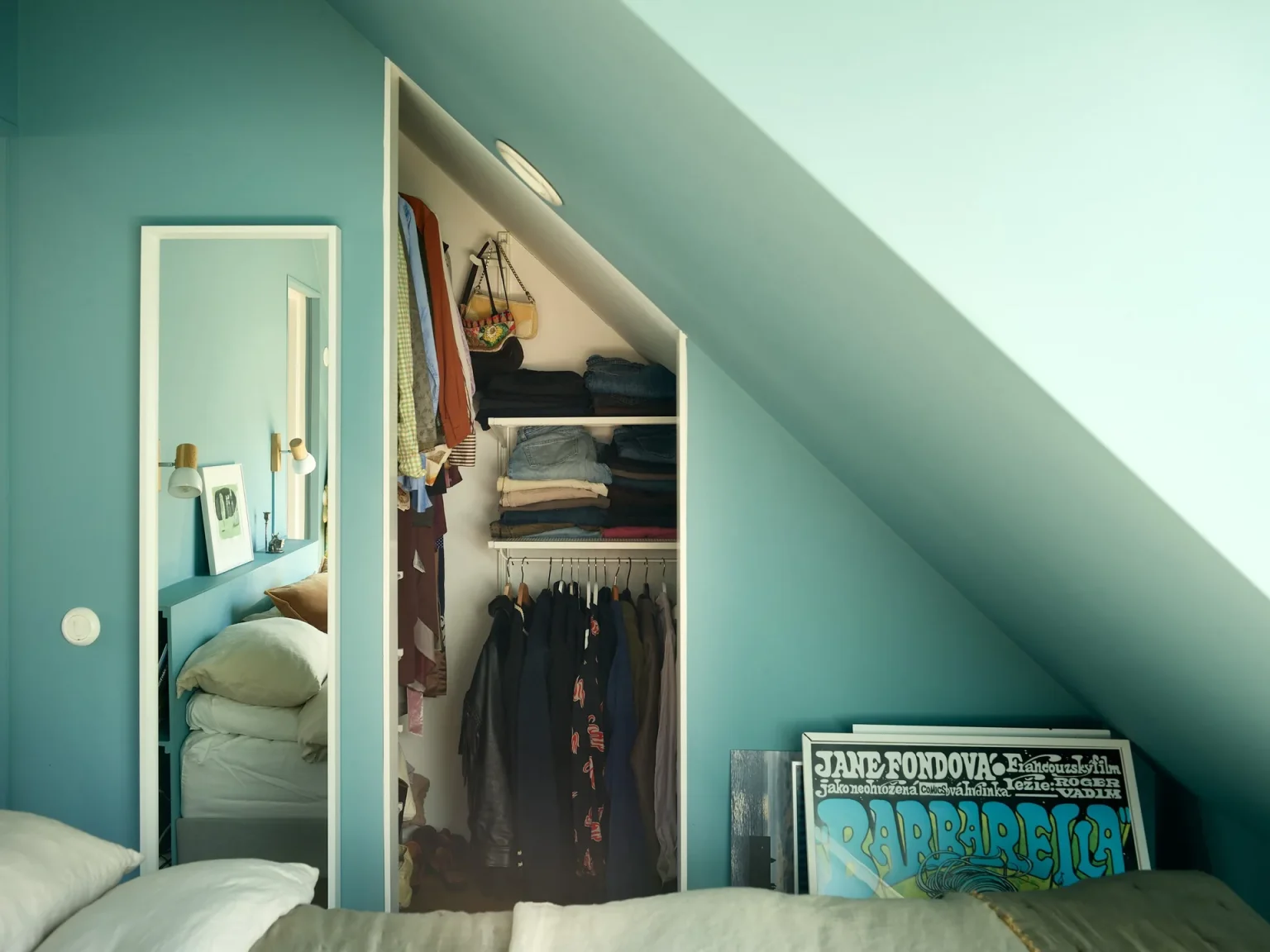 chambre bleue mansardée avec poutres appartement 53m2 dans une ancienne église
