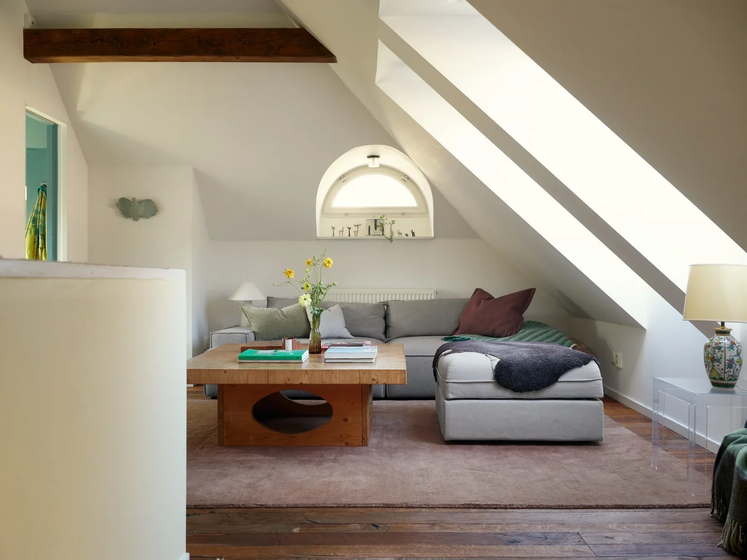 salon contemporain appartement mansardé 53m2 dans une ancienne église
