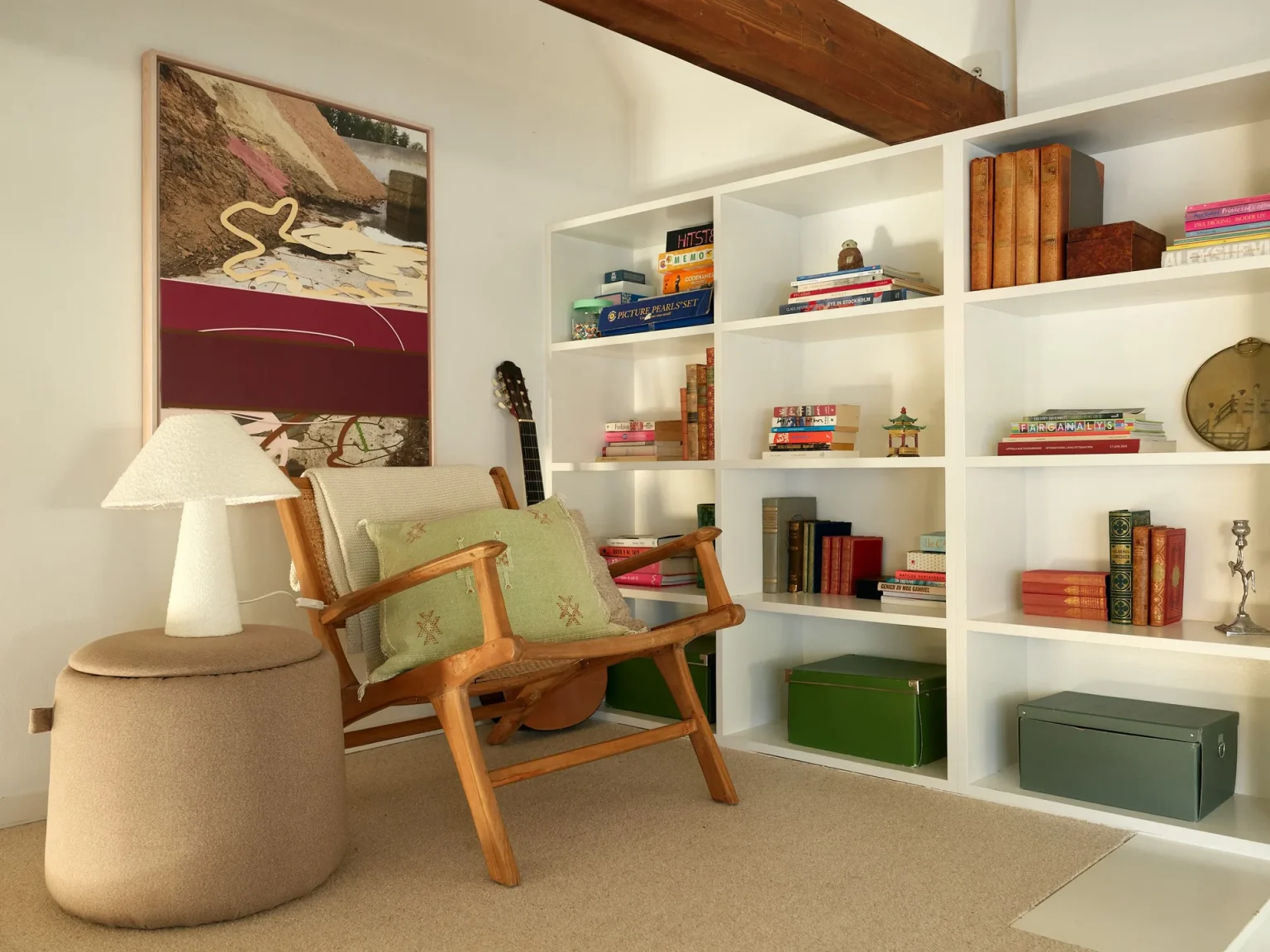 salon contemporain avec poutres et bibliothèque en hauteur