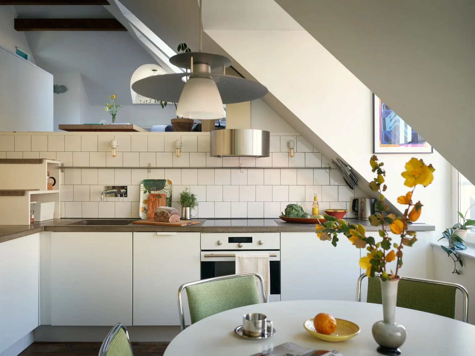 cuisine avec espace repas vintage appartement mansardé 53m2 dans une ancienne église