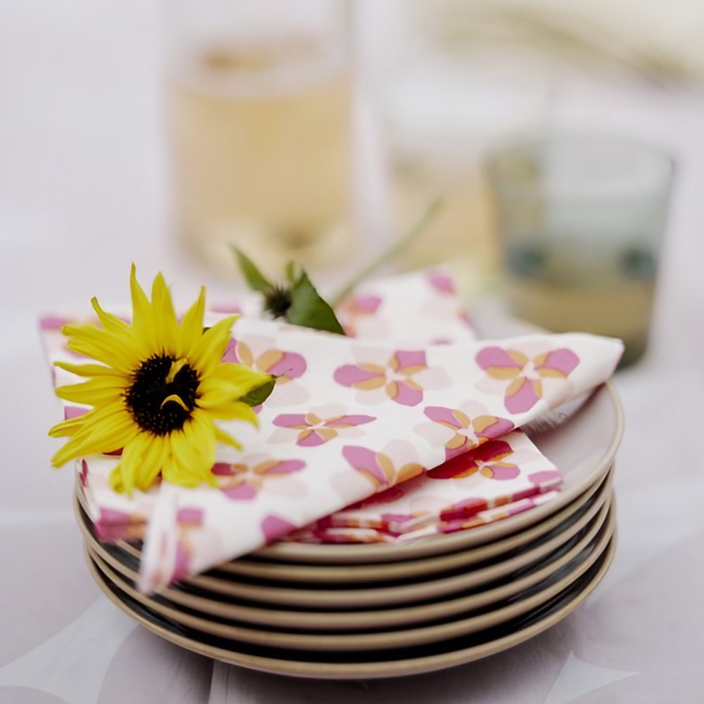 serviettes en papier couleur rose