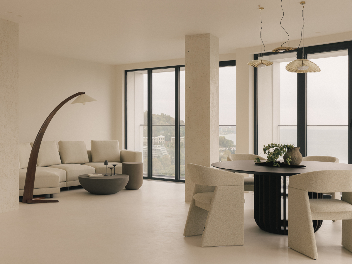 Un appartement en duplex face à la mer à la décoration épurée et beige