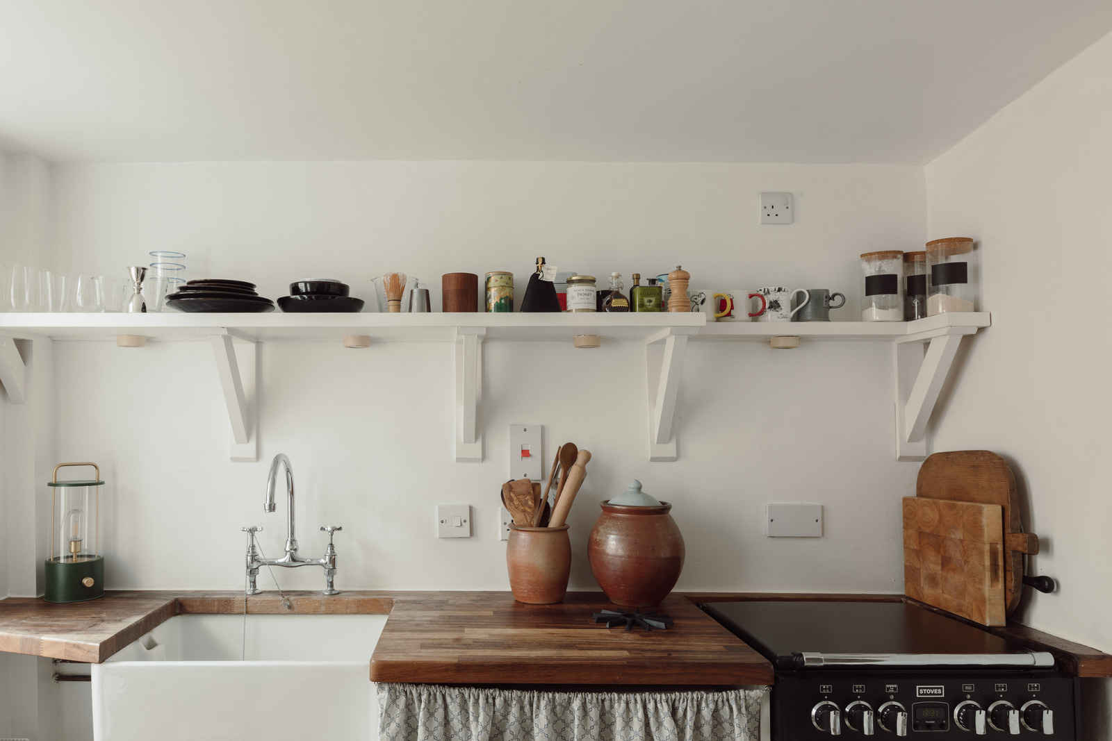 cuisine avec timbre d cuisine avec timbre d'office décoration rustique chic petite maison victorienne de 41m2