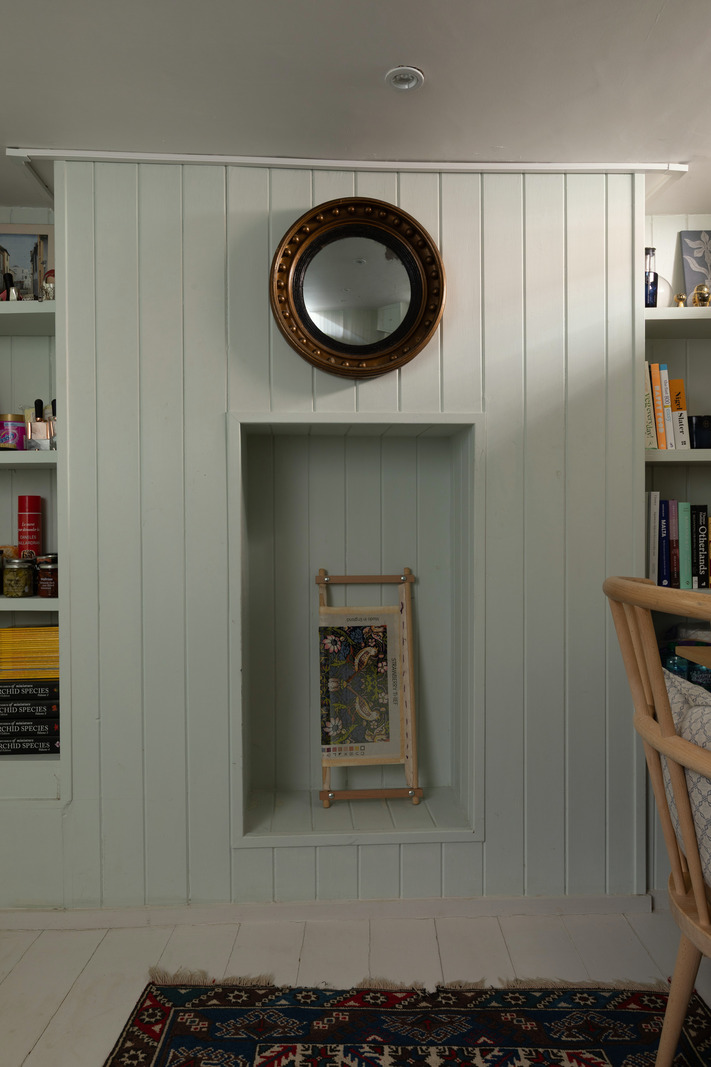 bureau murs panneaux bleu ciel décoration rustique chic petite maison victorienne de 41m2 bureau murs panneaux bleu ciel décoration rustique chic petite maison victorienne de 41m2