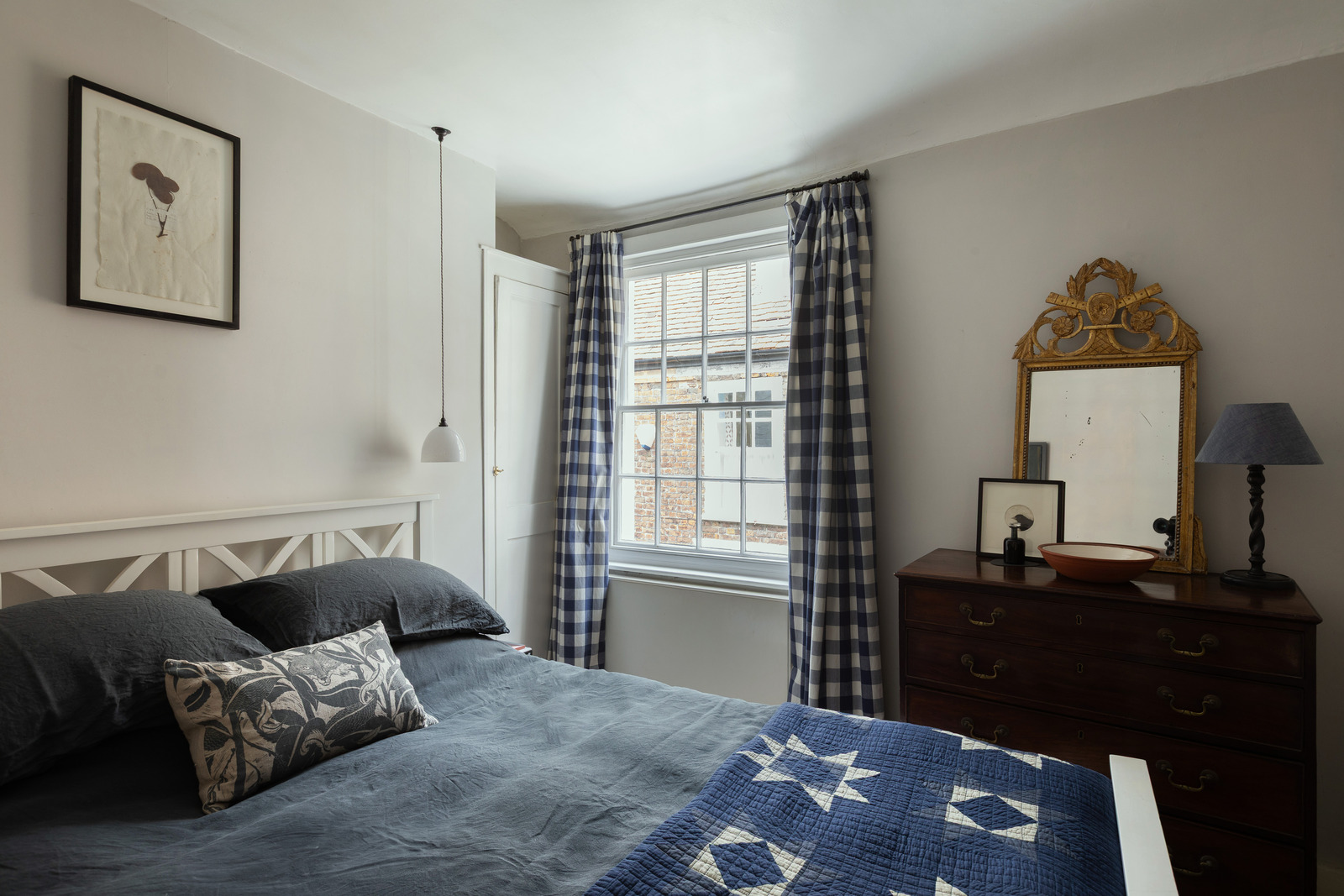 chambre bleue avec fenêtre à guillotine décoration rustique chic petite maison victorienne de 41m2 chambre bleue avec fenêtre à guillotine décoration rustique chic petite maison victorienne de 41m2