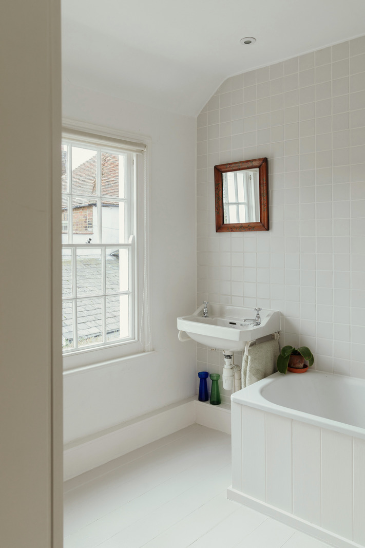 salle de bain blanche rétro avec fenêtre à guillotine salle de bain blanche rétro avec fenêtre à guillotine