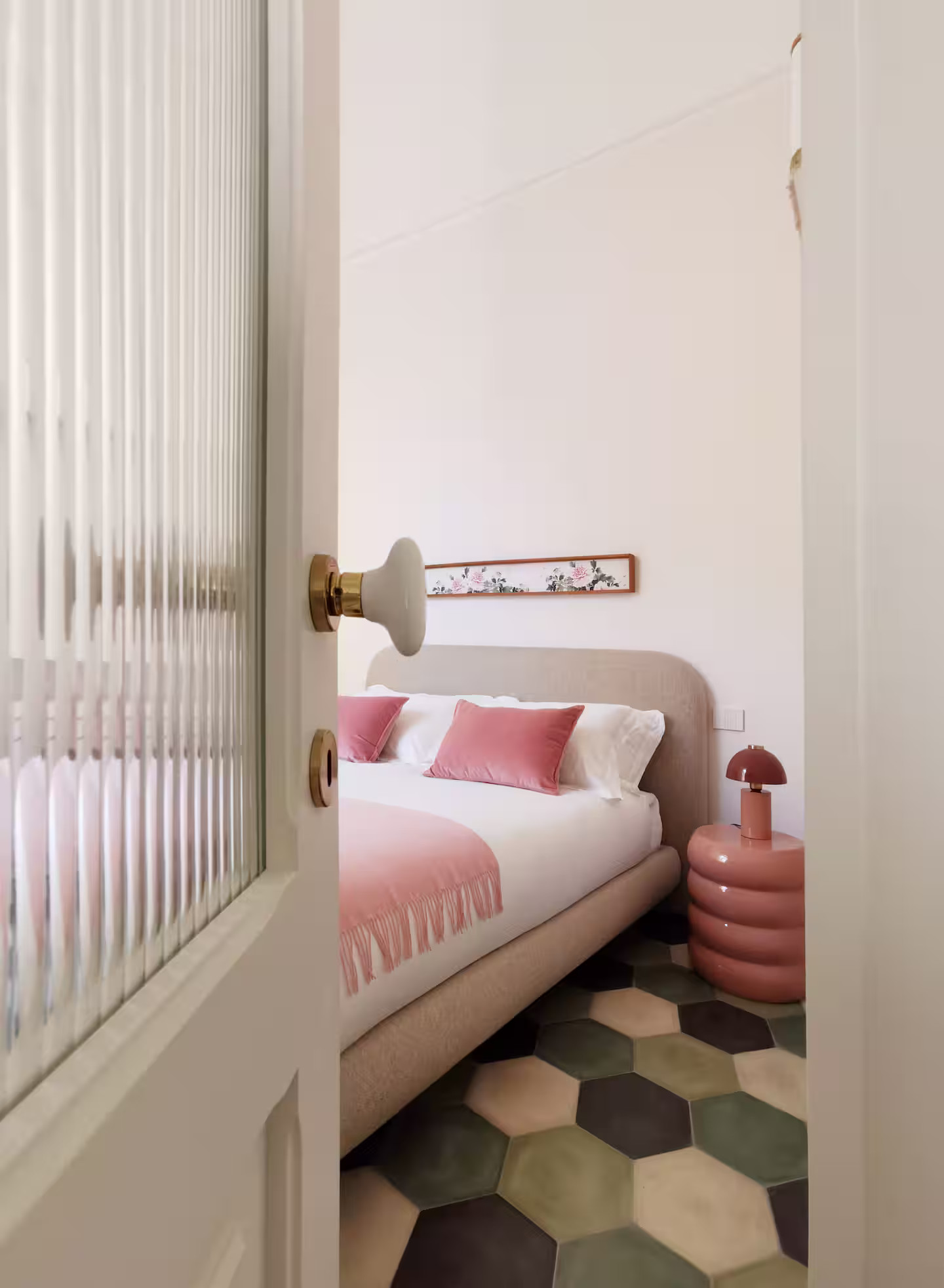 chambre rose appartement Lecce Italie dans un ancien palais décoration design et vintage sol tomettes vertes blanches et noires chambre rose appartement Lecce Italie dans un ancien palais décoration design et vintage sol tomettes vertes blanches et noires