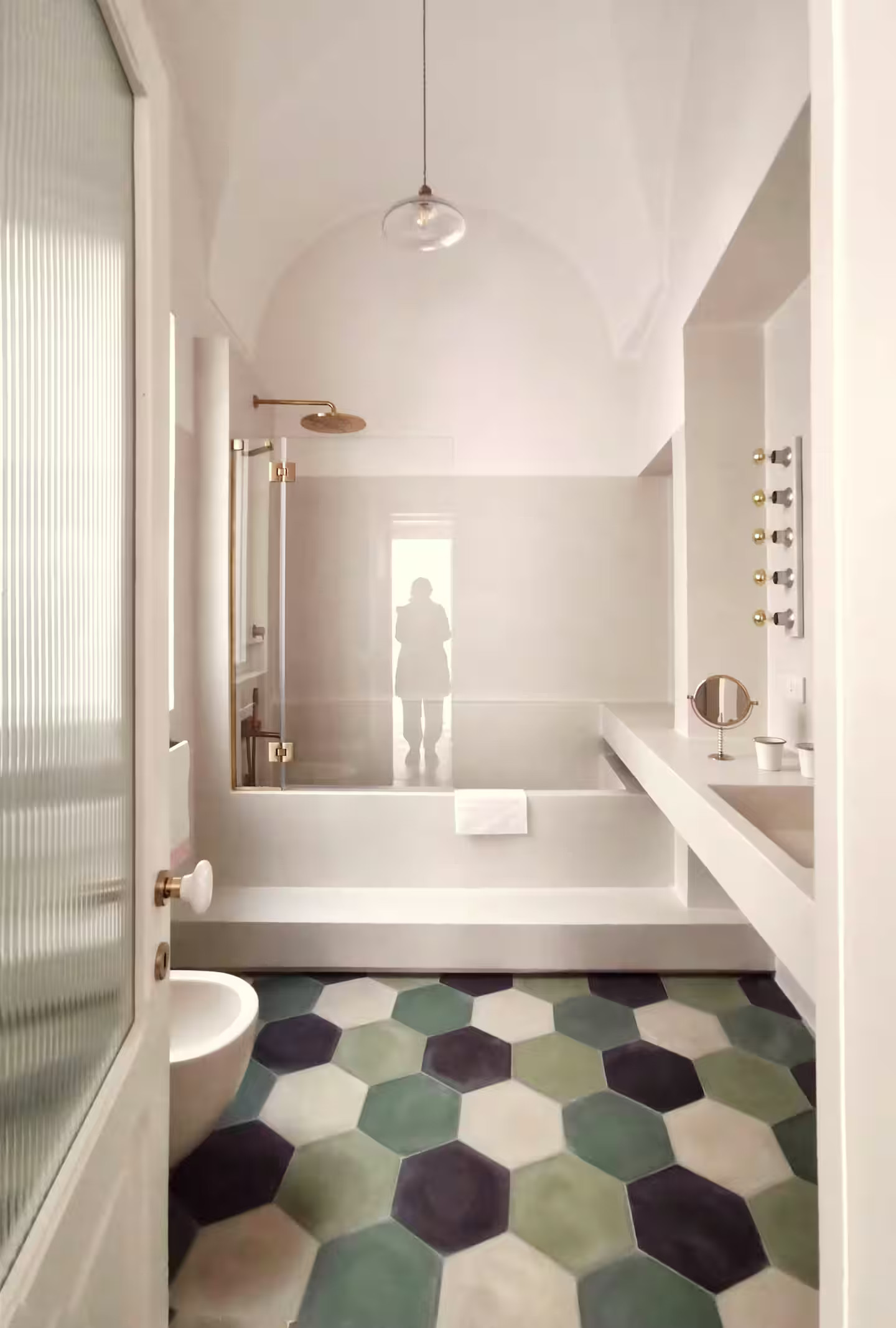 salle de bain appartement Lecce Italie dans un ancien palais décoration design sol tomettes vertes blanches et noires salle de bain appartement Lecce Italie dans un ancien palais décoration design sol tomettes vertes blanches et noires