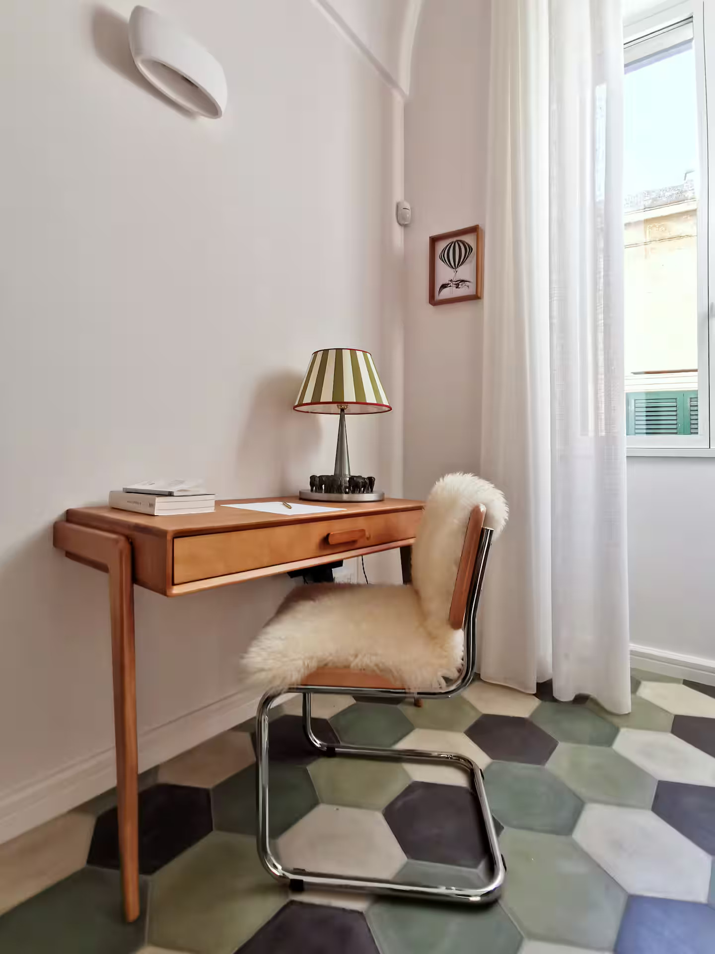 bureau appartement Lecce Italie dans un ancien palais décoration design et vintage sol tomettes vertes blanches et noires bureau appartement Lecce Italie dans un ancien palais décoration design et vintage sol tomettes vertes blanches et noires
