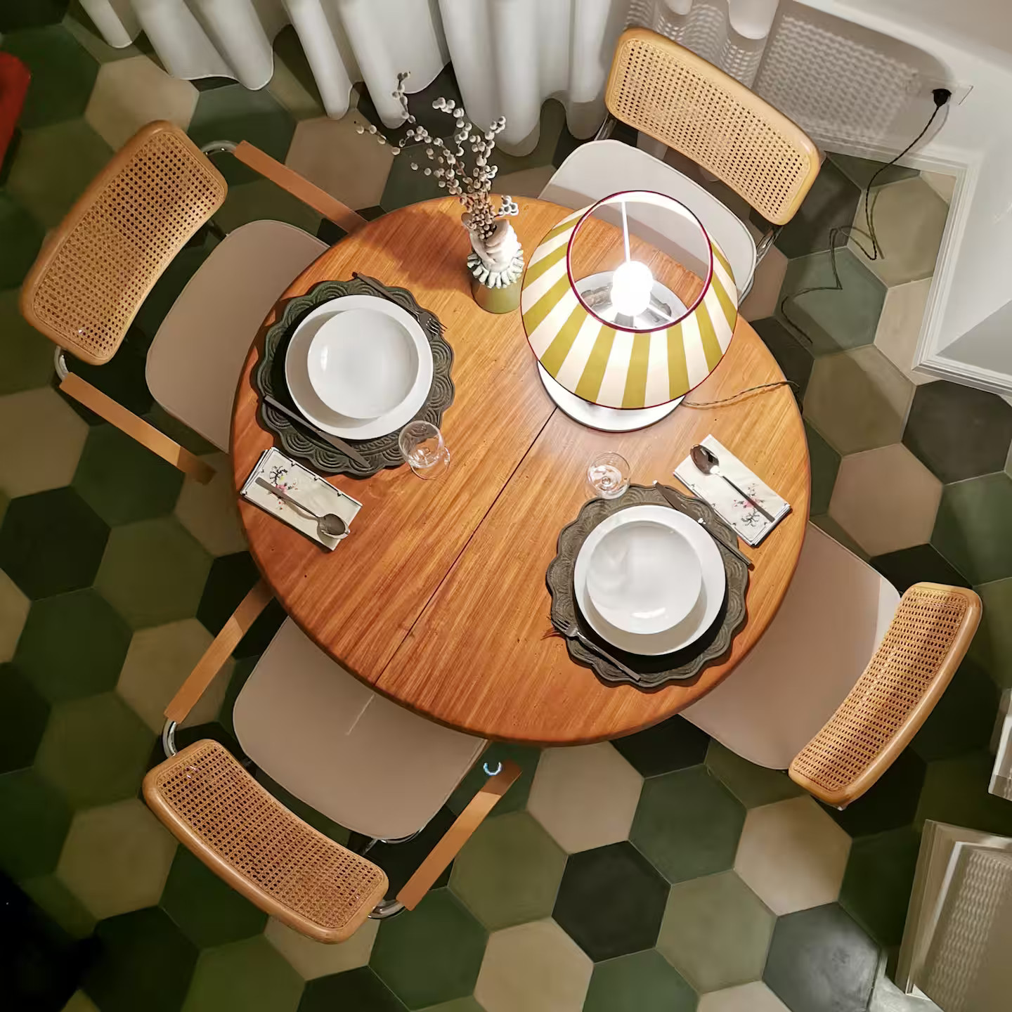 salle à manger table ronde fauteuils Cesca appartement Lecce Italie dans un ancien palais décoration design et vintage sol tomettes vertes blanches et noires salle à manger table ronde fauteuils Cesca appartement Lecce Italie dans un ancien palais décoration design et vintage sol tomettes vertes blanches et noires