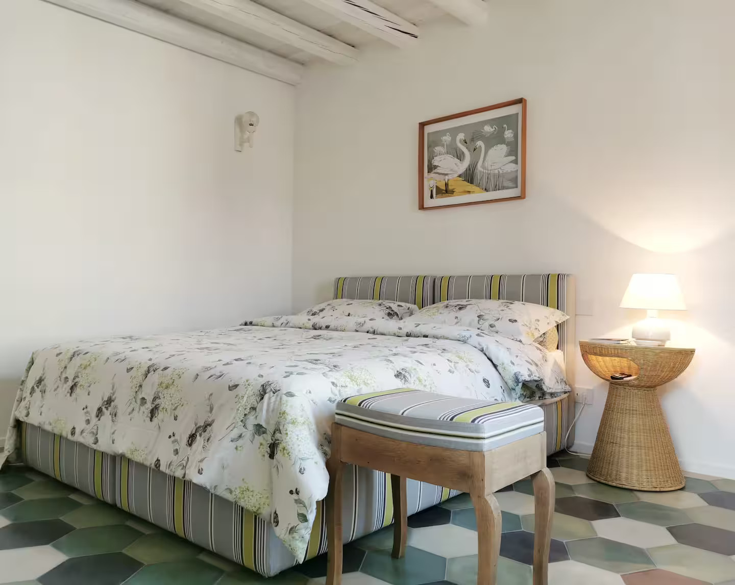 chambre avec poutres blanches appartement Lecce Italie dans un ancien palais décoration design et vintage sol tomettes vertes blanches et noires chambre avec poutres blanches appartement Lecce Italie dans un ancien palais décoration design et vintage sol tomettes vertes blanches et noires