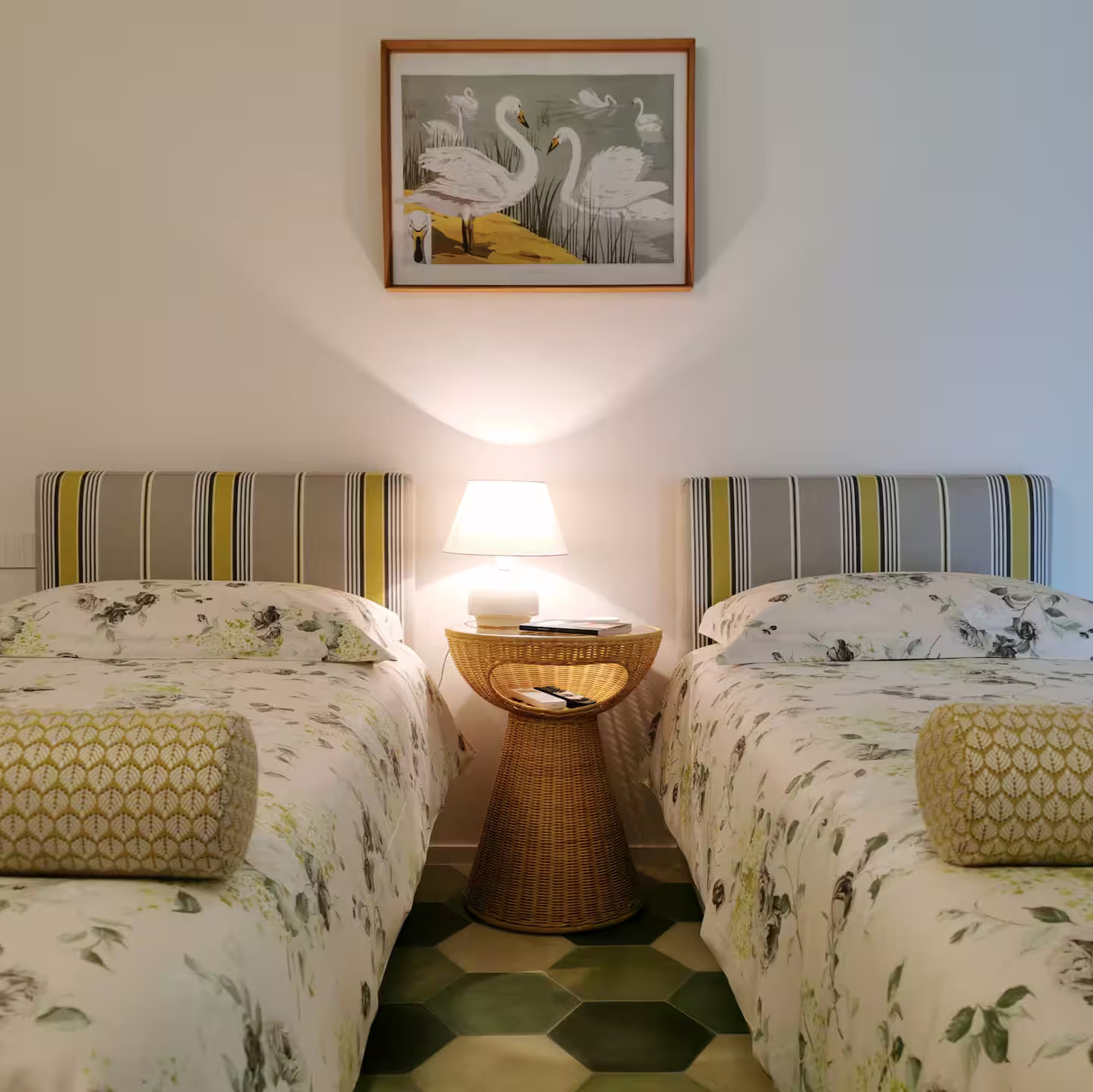 chambre avec poutres appartement Lecce Italie dans un ancien palais décoration design et vintage sol tomettes vertes blanches et noires chambre avec poutres appartement Lecce Italie dans un ancien palais décoration design et vintage sol tomettes vertes blanches et noires